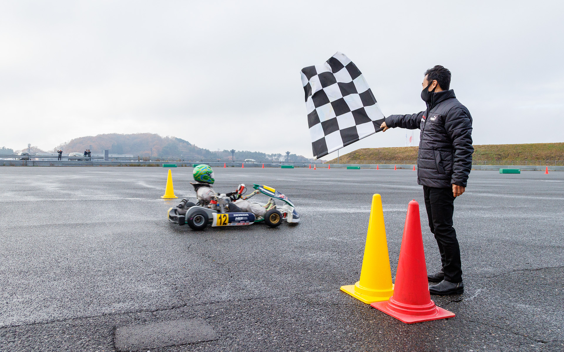 模擬レースでは、走行開始の合図とフィニッシュの合図を佐藤琢磨プリンシパルが担当した