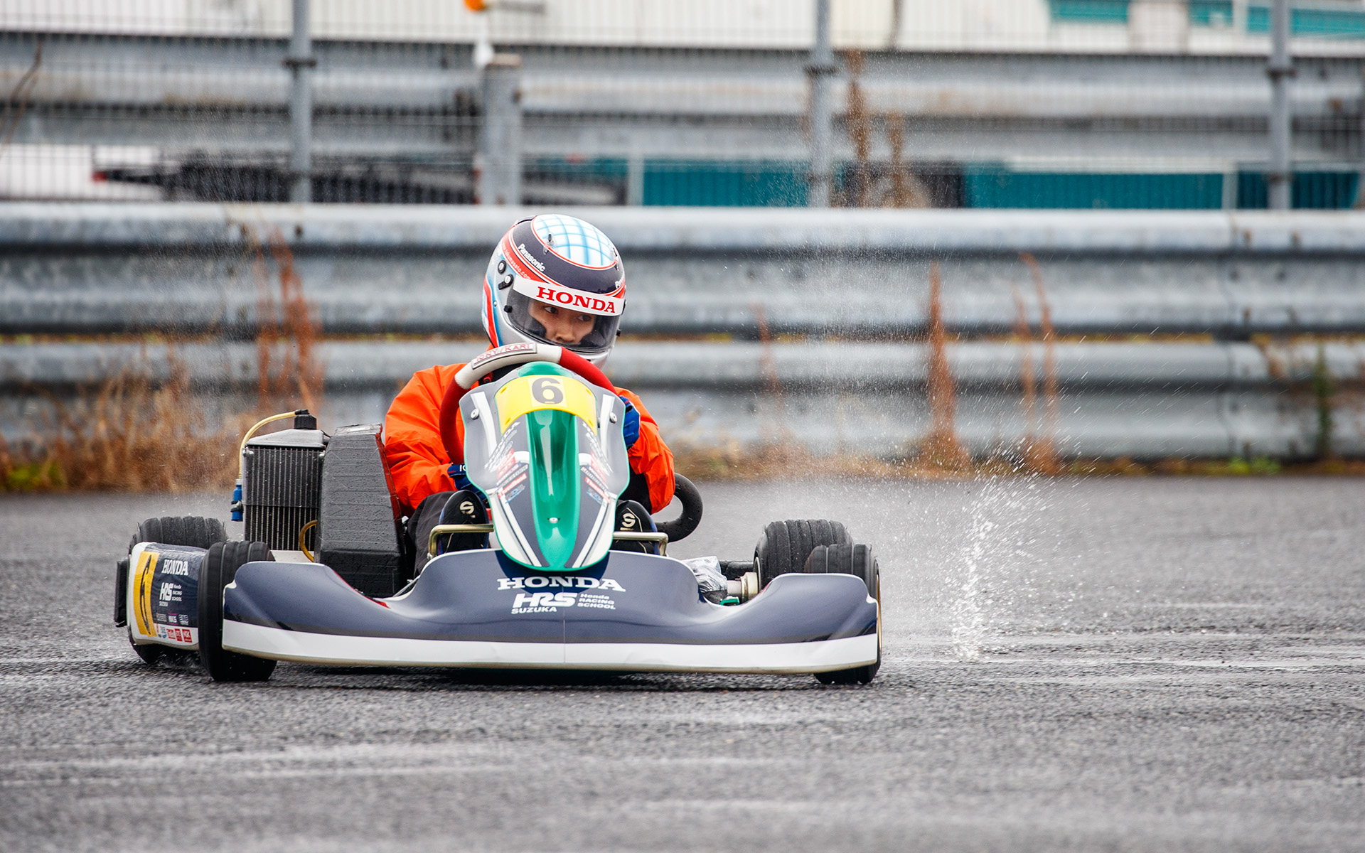 3ワイド、2ワイドでの走行も繰り広げられ、佐藤琢磨選手は「本当にいいものを見せてくれたと思います。『疲れた』という言葉は、それだけ本気でやっていたということなので、素晴らしい。いいレースを見せてくれてありがとう」と、スクール生たちに語った