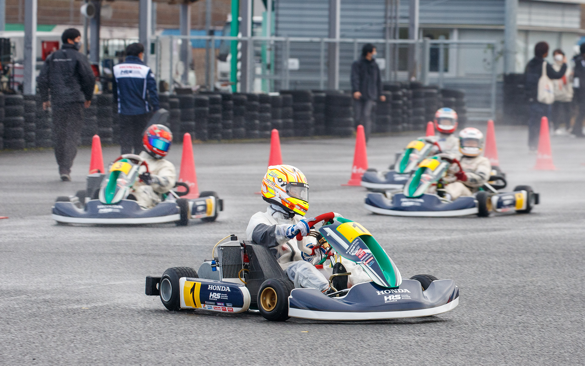 3ワイド、2ワイドでの走行も繰り広げられ、佐藤琢磨選手は「本当にいいものを見せてくれたと思います。『疲れた』という言葉は、それだけ本気でやっていたということなので、素晴らしい。いいレースを見せてくれてありがとう」と、スクール生たちに語った