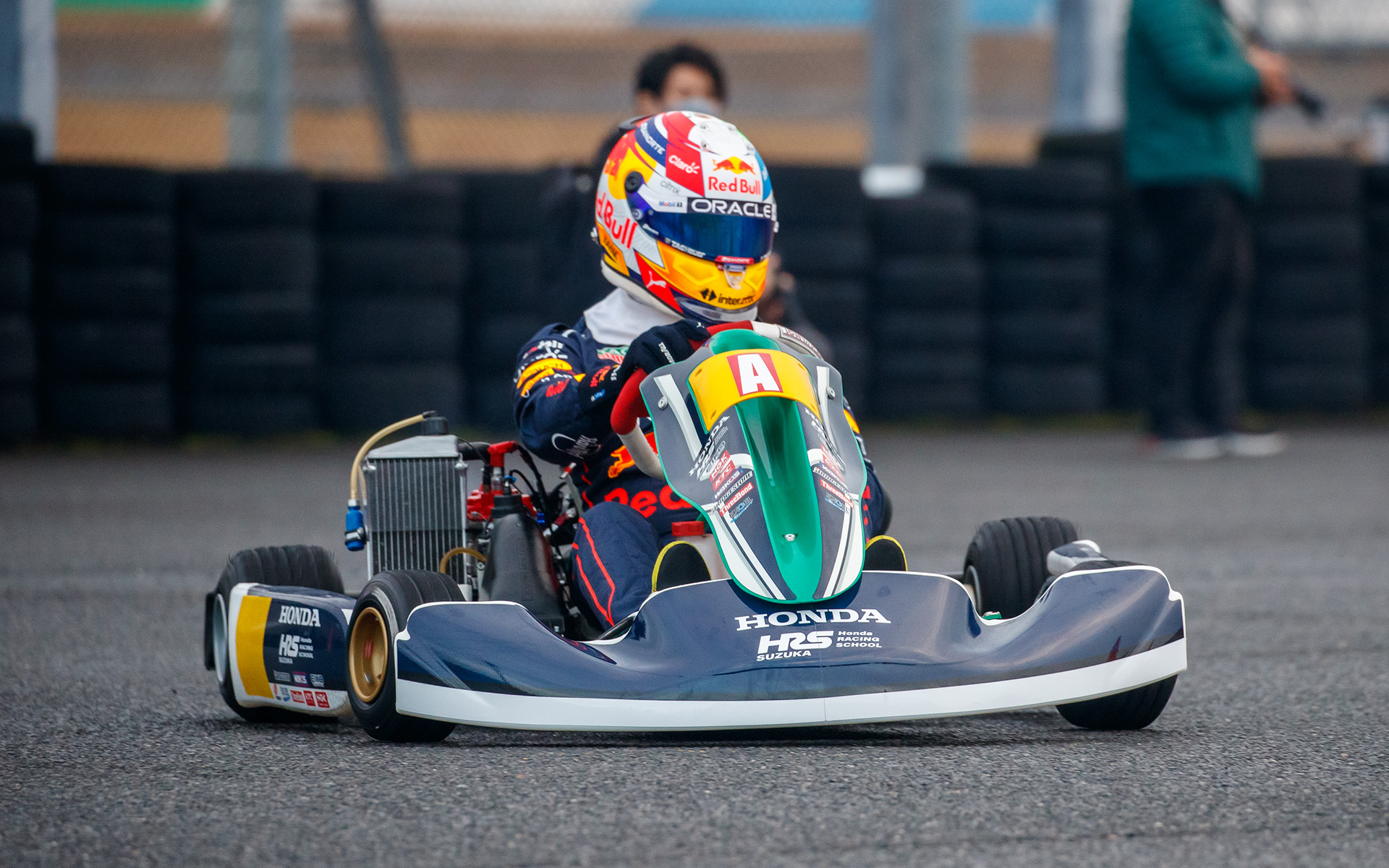 スクール生と一緒にカートで走行したペレス選手