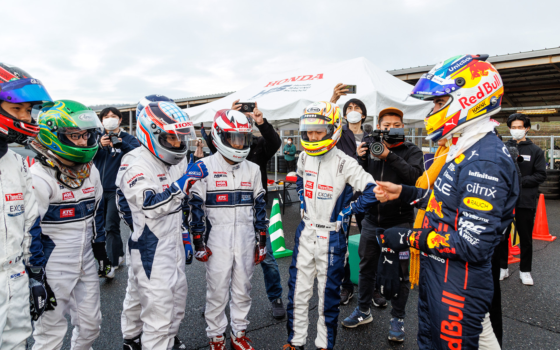 走行後にスクール生たちと言葉を交わす場面も見られた