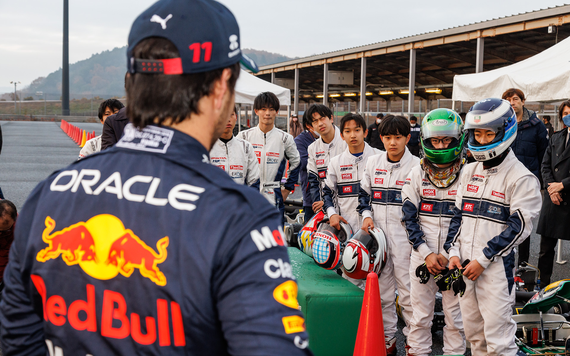 走行後にスクール生たちと言葉を交わす場面も見られた