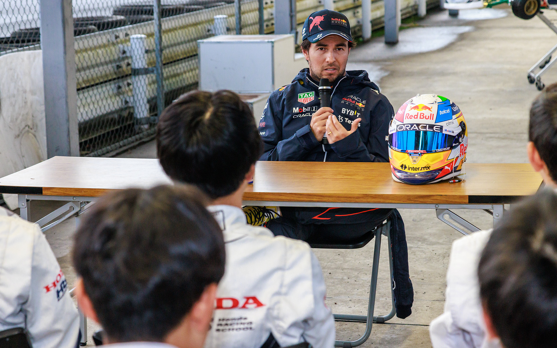 走行後にはスクール生からペレス選手への質問をする時間も設けられ、ペレス選手はスクール生たちからの質問に1問ずつ時間をかけて回答していた