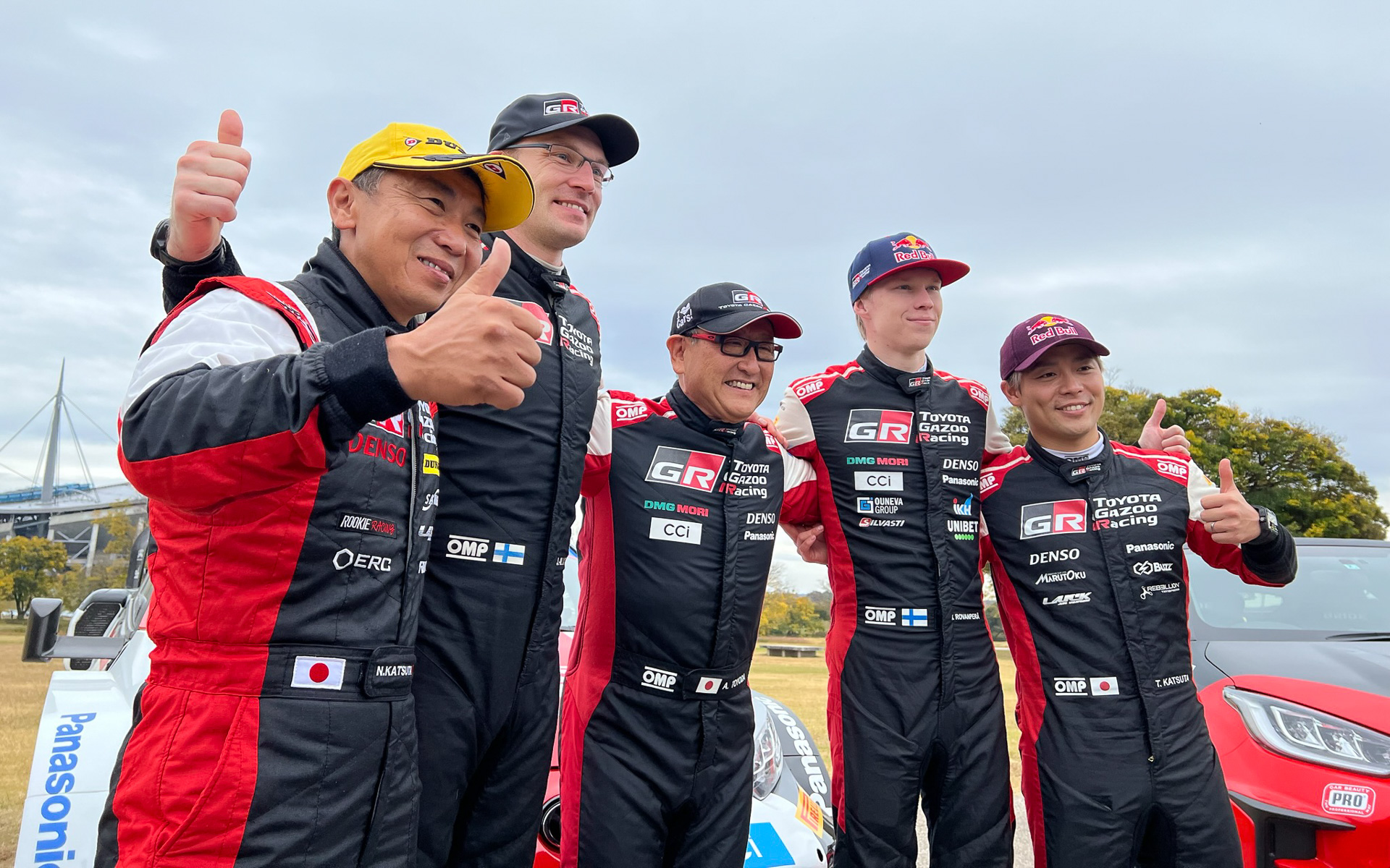 ラリーチャレンジ豊田でのデモラン後。つるの赤いアイウェアを着用している