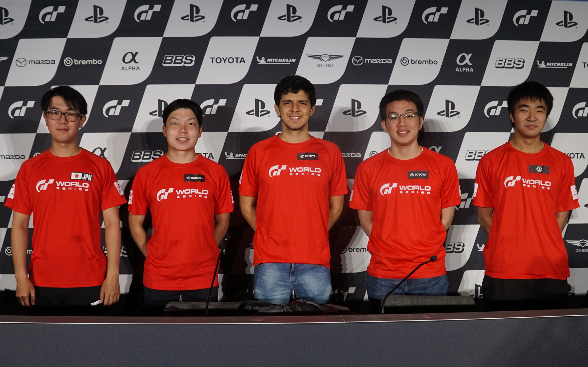 「グランツーリスモ ワールドシリーズ 2022 ワールドファイナル」個人戦「ネイションズカップ グランドファイナル」に参戦する、写真左から山中智瑛選手、宮園拓真選手、イゴール・フラガ選手、國分諒汰選手、鈴木聖弥選手