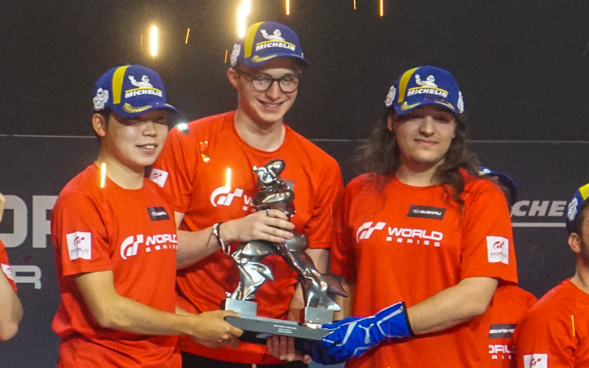 キリアン・ドルモン選手、ダニエル・ソリス選手、宮園拓真選手のスバルが、2022年度のグランツーリスモ ワールドシリーズ 2022 マニュファクチャラーチャンピオン獲得