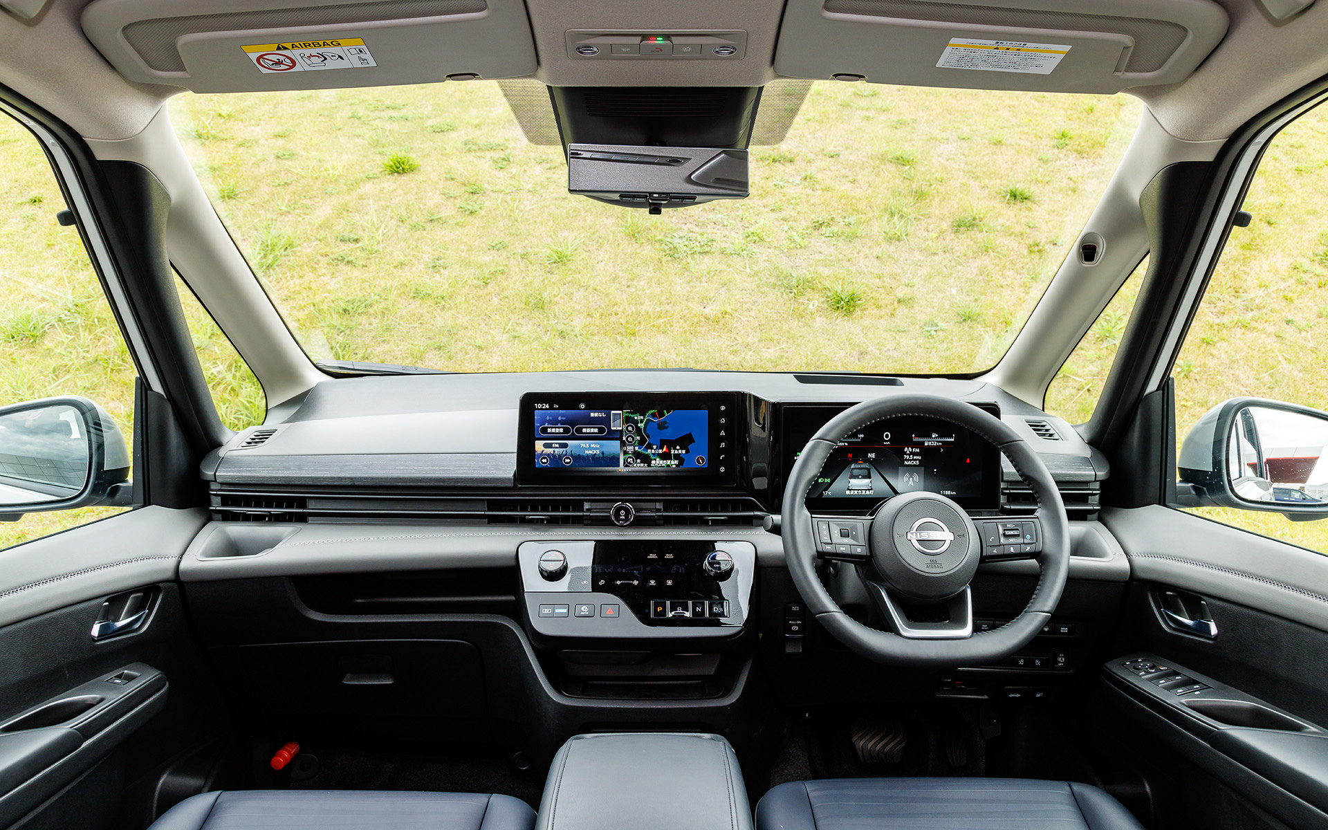 インテリアは先進的で上質な広々とした空間を意識したデザイン。運転席は視界を遮る凹凸を減らすことで視界が開け、運転のしやすさを高めている