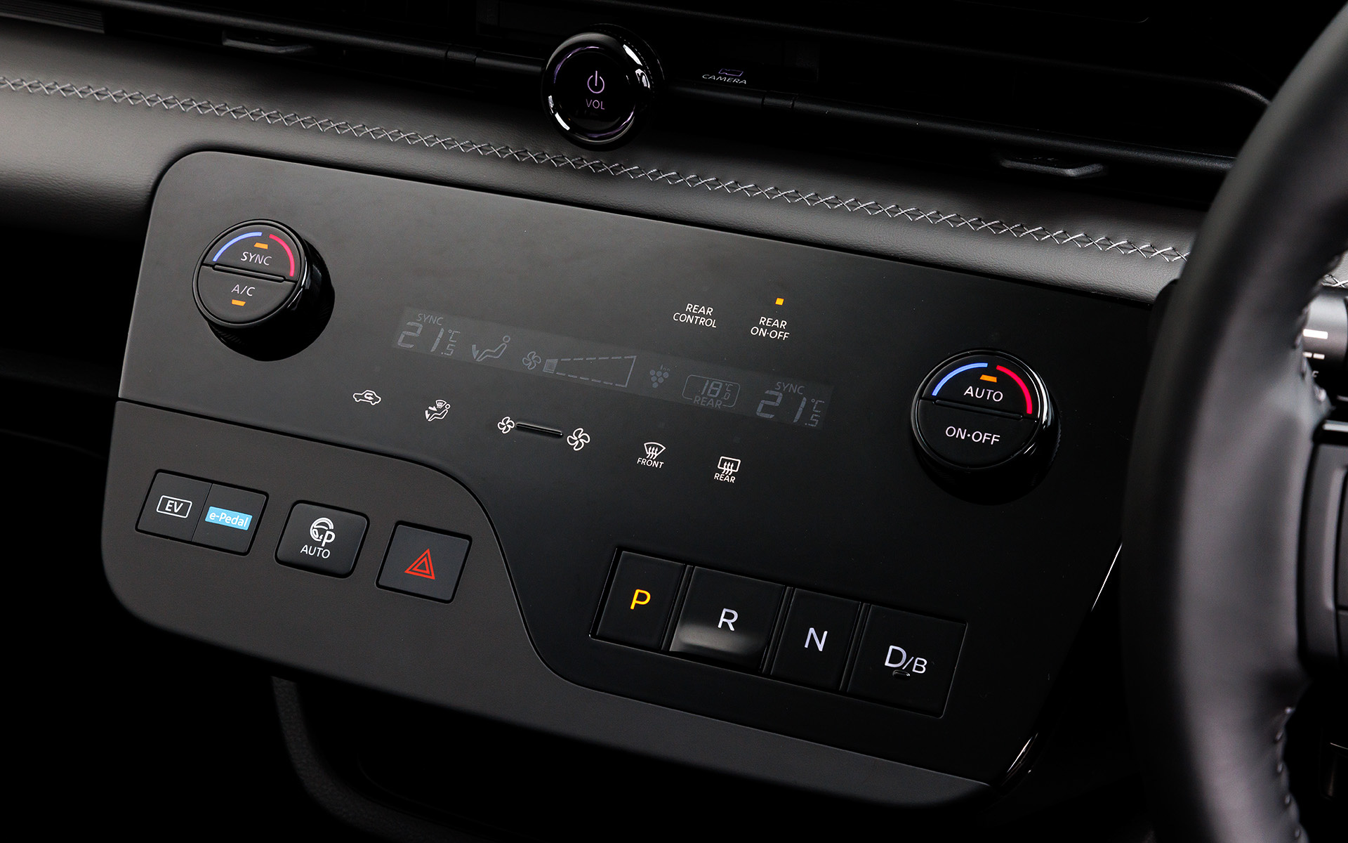 シフトには日産初のスイッチタイプの電制シフトを採用