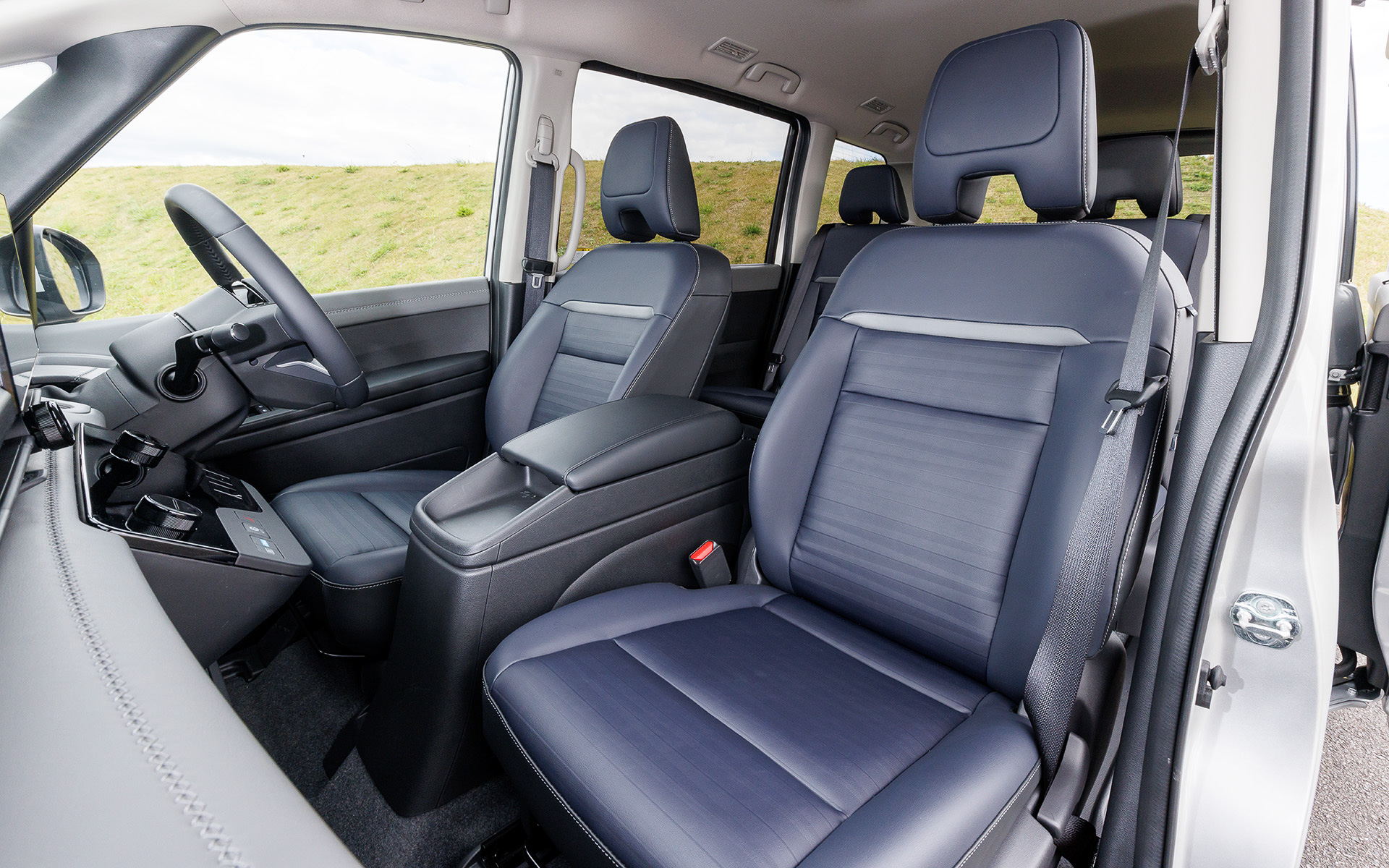 先代モデルから採用するマルチセンターシートを進化させ、e-POWER車でも8人乗りを実現。また、運転席の足の通過スペースを先代モデルから120mm拡大し、運転席と助手席の間の移動をよりしやすくしている