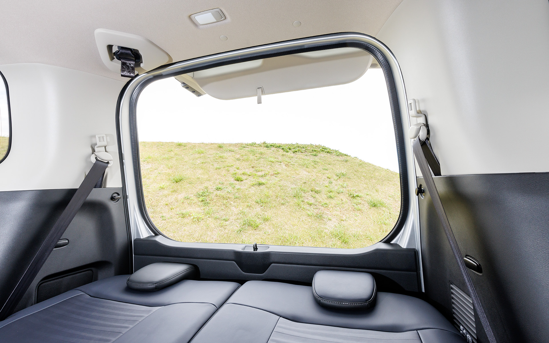 バックドア全体を開けずに荷物の出し入れが可能な「デュアルバックドア」は開口時のサイズを見直すことで、より狭い駐車スペースでも使用できるようになった