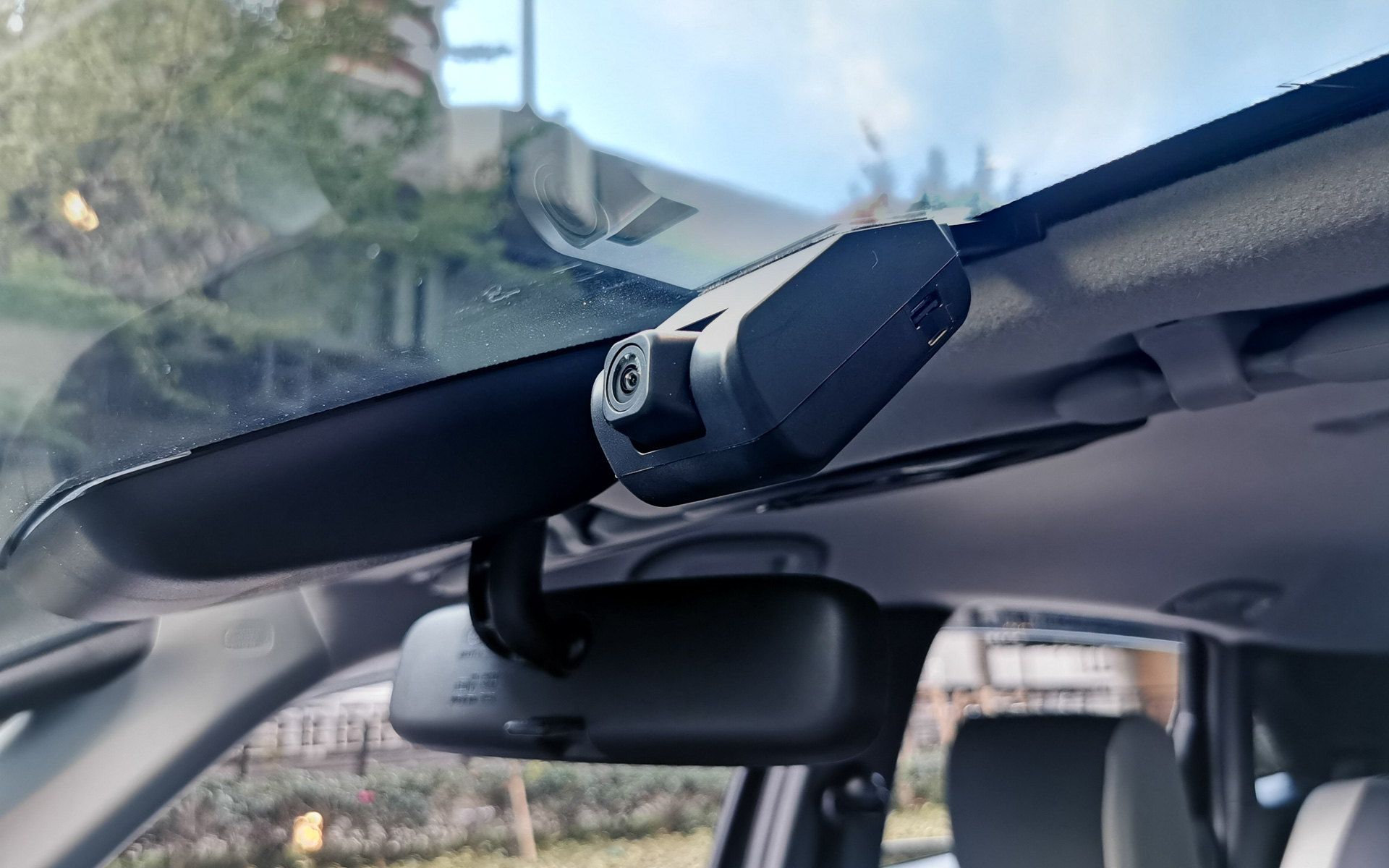 ドライブレコーダーは、最先端の前後車内3カメラがセットになったモデルで価格は6万7100円