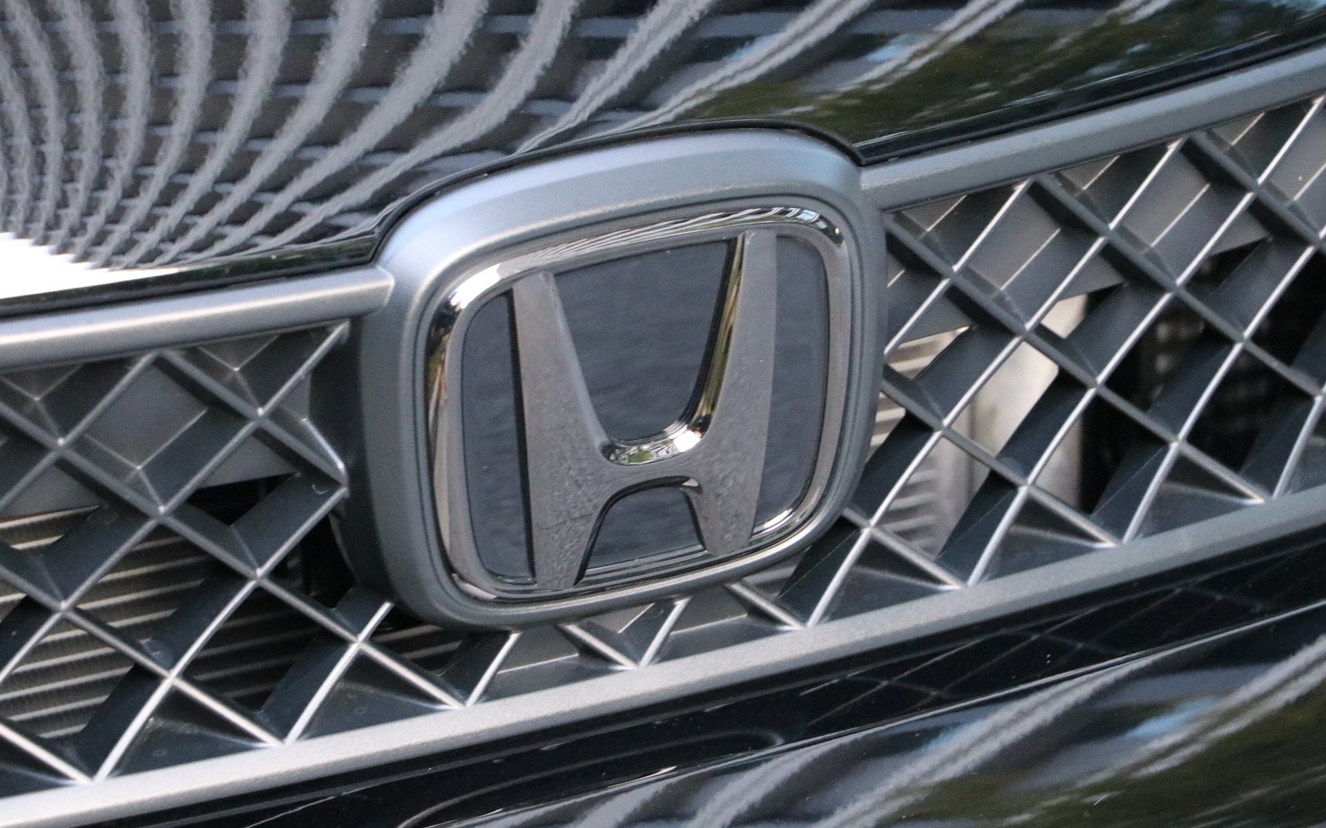 フロントとリアのHマーク、リアの「FIT」エンブレムの計3点がセットで価格は1万3200円