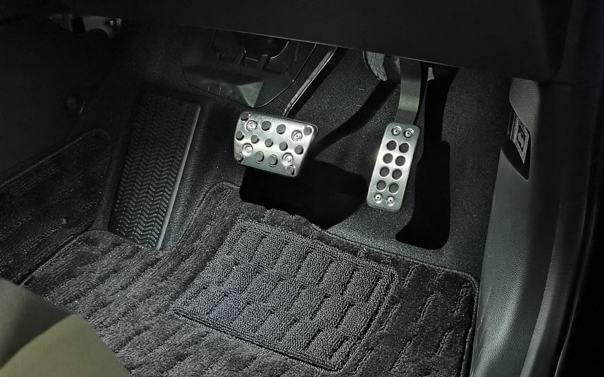 ドアオープン時やエンジンスイッチOFF時はホワイト