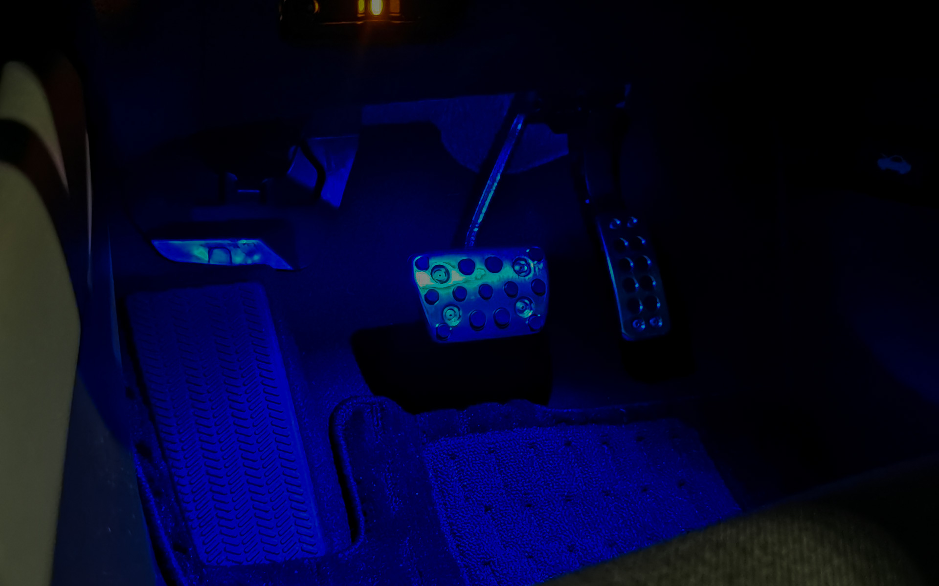 ヘッドライトやスモールランプ点灯時はブルー