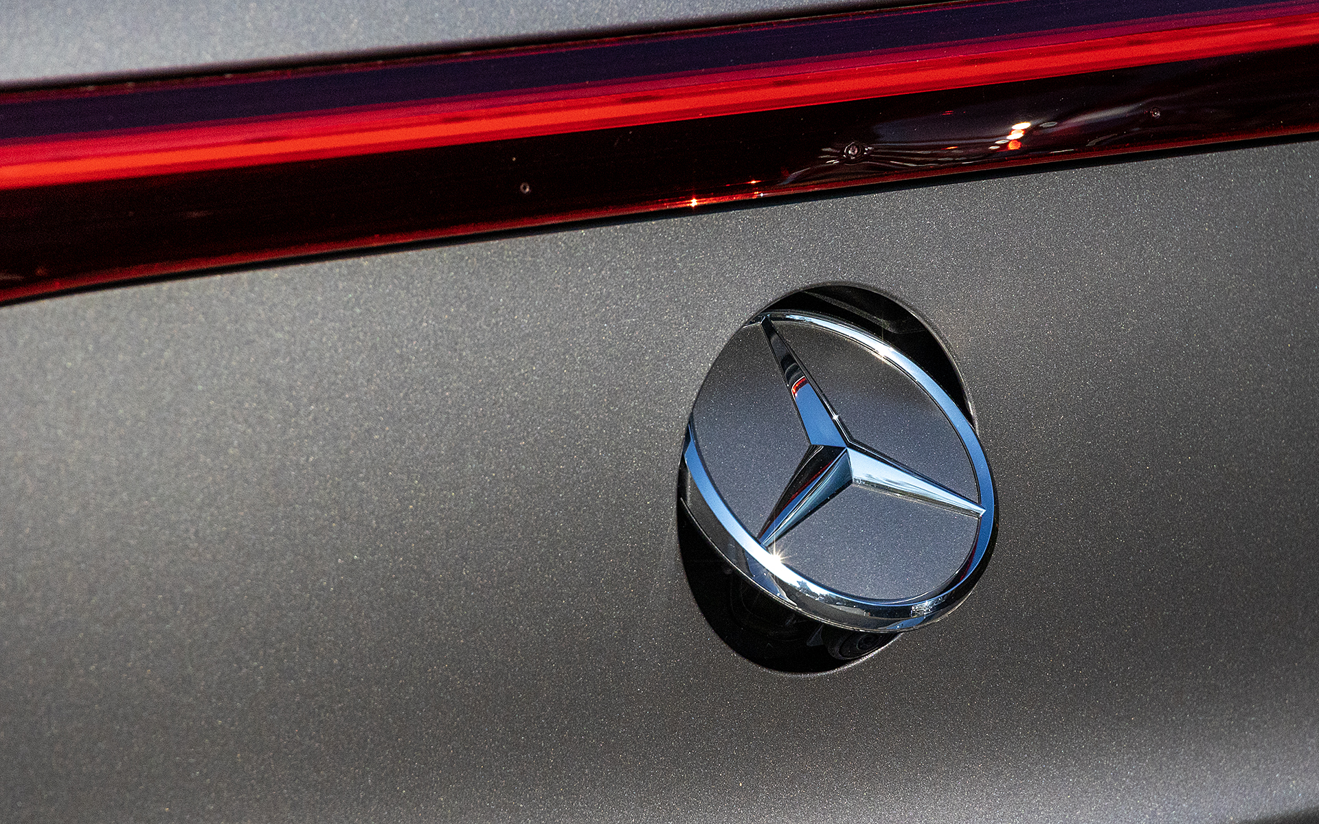 テールゲートに付くエンブレムはテールゲート開閉ノブになっているほか、リアカメラも収納される。リバースに入れた際は画像のように開いて映像を撮る