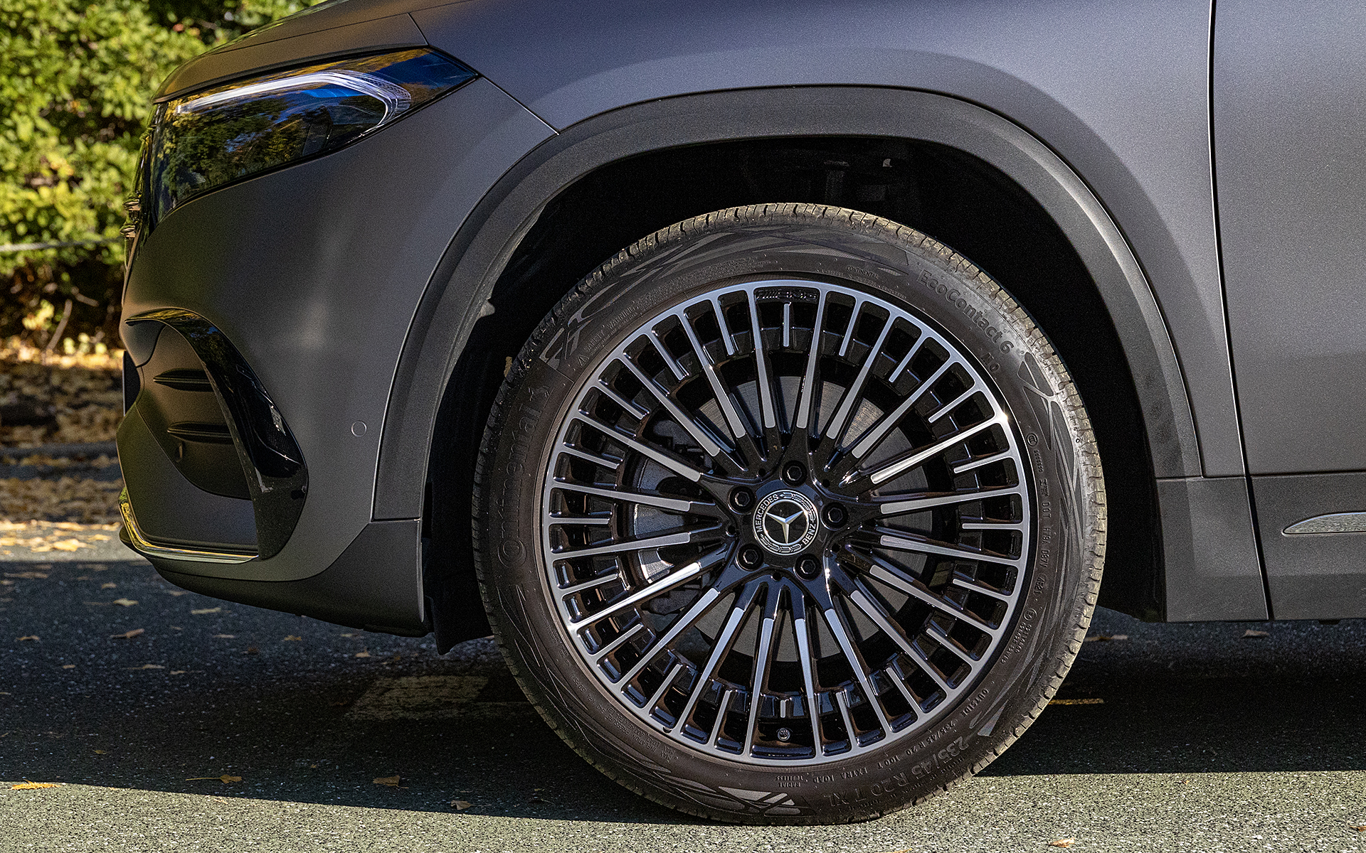 20インチのアルミホイールに235/45R20T XL（最大荷重指数が高い規格）のタイヤをあわせる