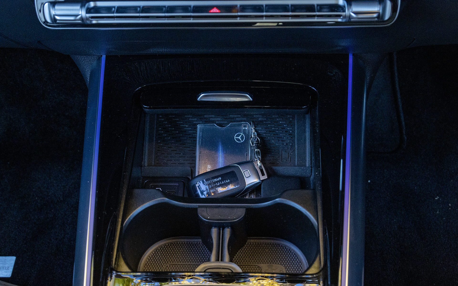 前方にはドリンクホルダーや小物入れがある