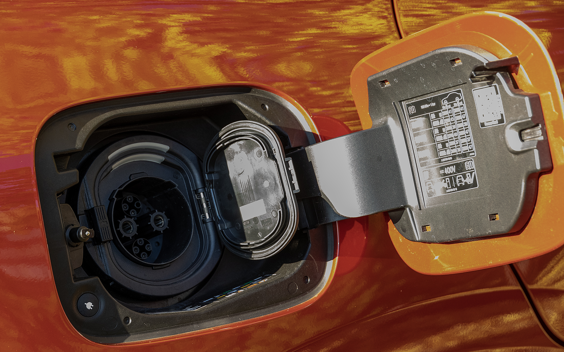 給電ポートは右側。6.4kWhまでの交流普通充電と、50kWhまでの直流急速充電（CHAdeMO規格）に対応