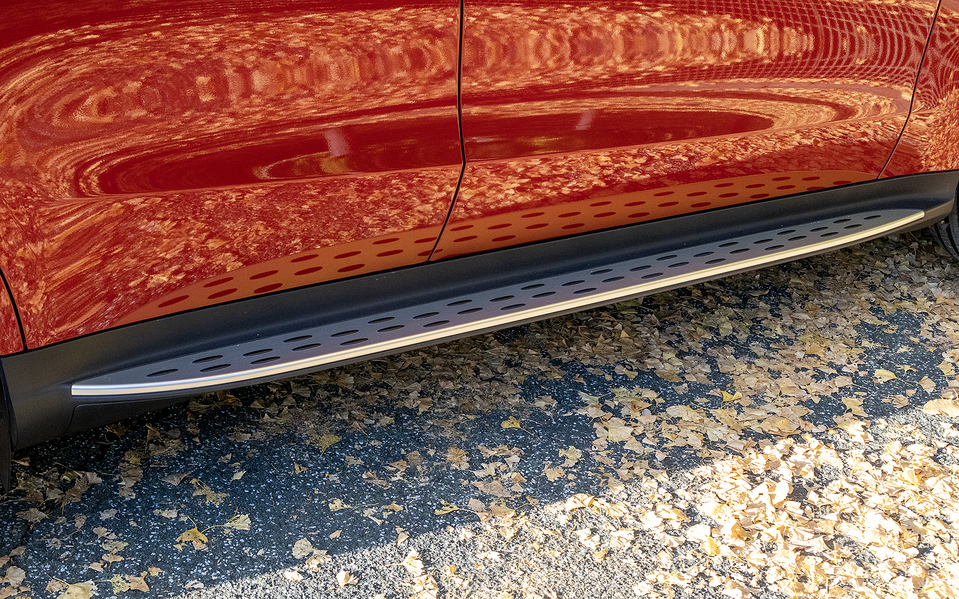 サイドステップは足をかけられる構造・デザインとして、乗降時の実用性を兼ね備えている