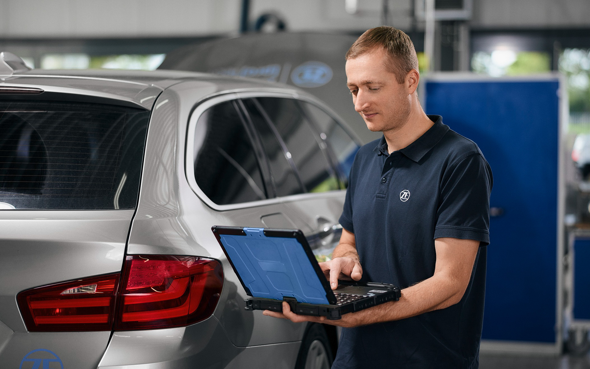 診断装置にコマンドを入力するだけでエアサスのエアを抜くことが可能