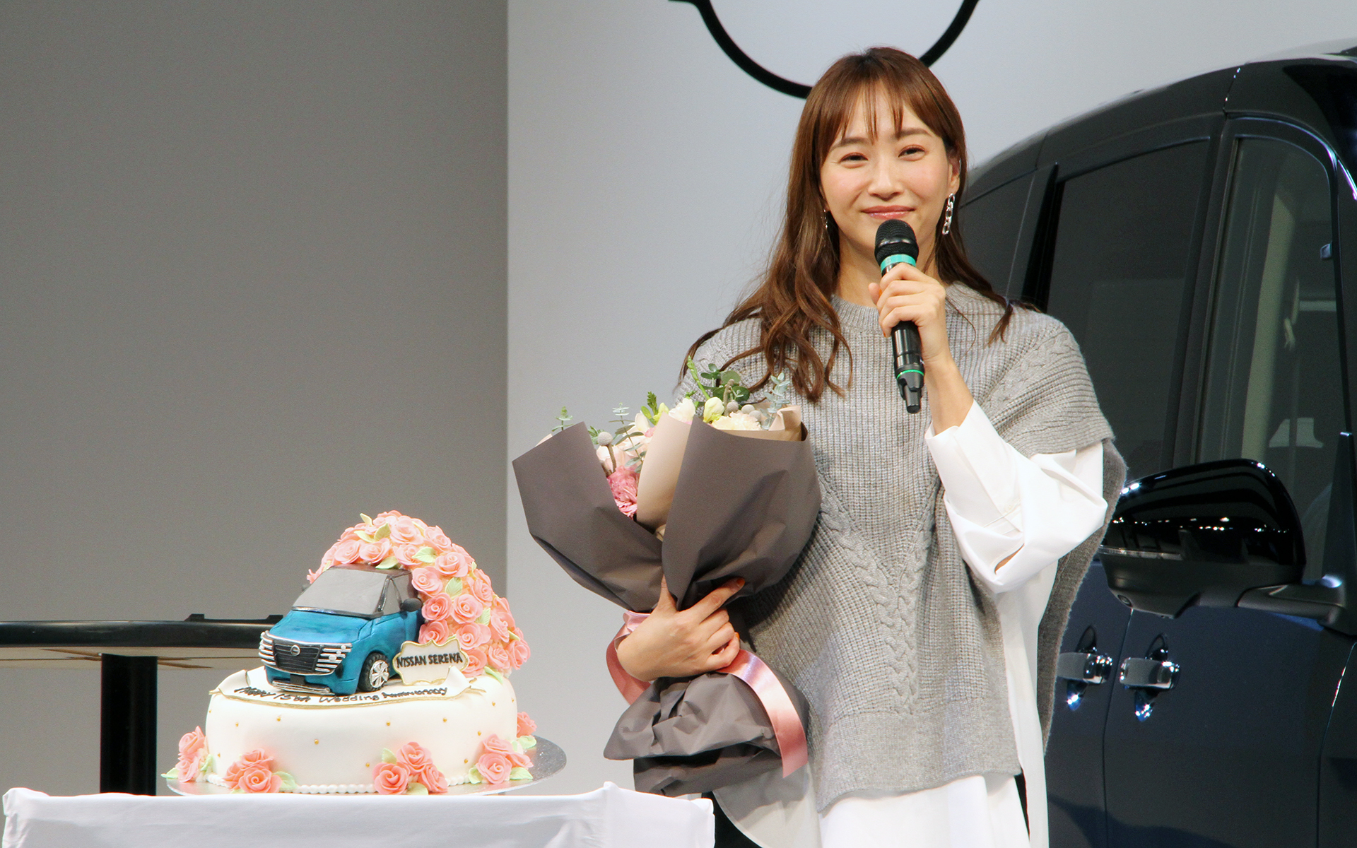 藤本さんは2023年に結婚15周年を迎えるということで、日産からセレナのアニバーサリーケーキが贈られた