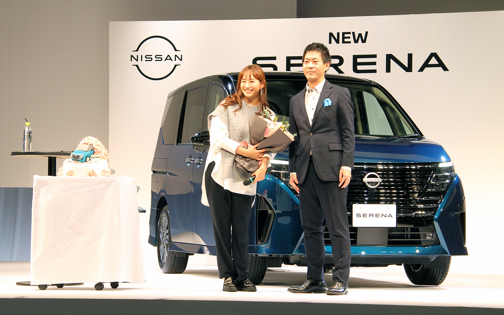 藤本さんは2023年に結婚15周年を迎えるということで、日産からセレナのアニバーサリーケーキが贈られた