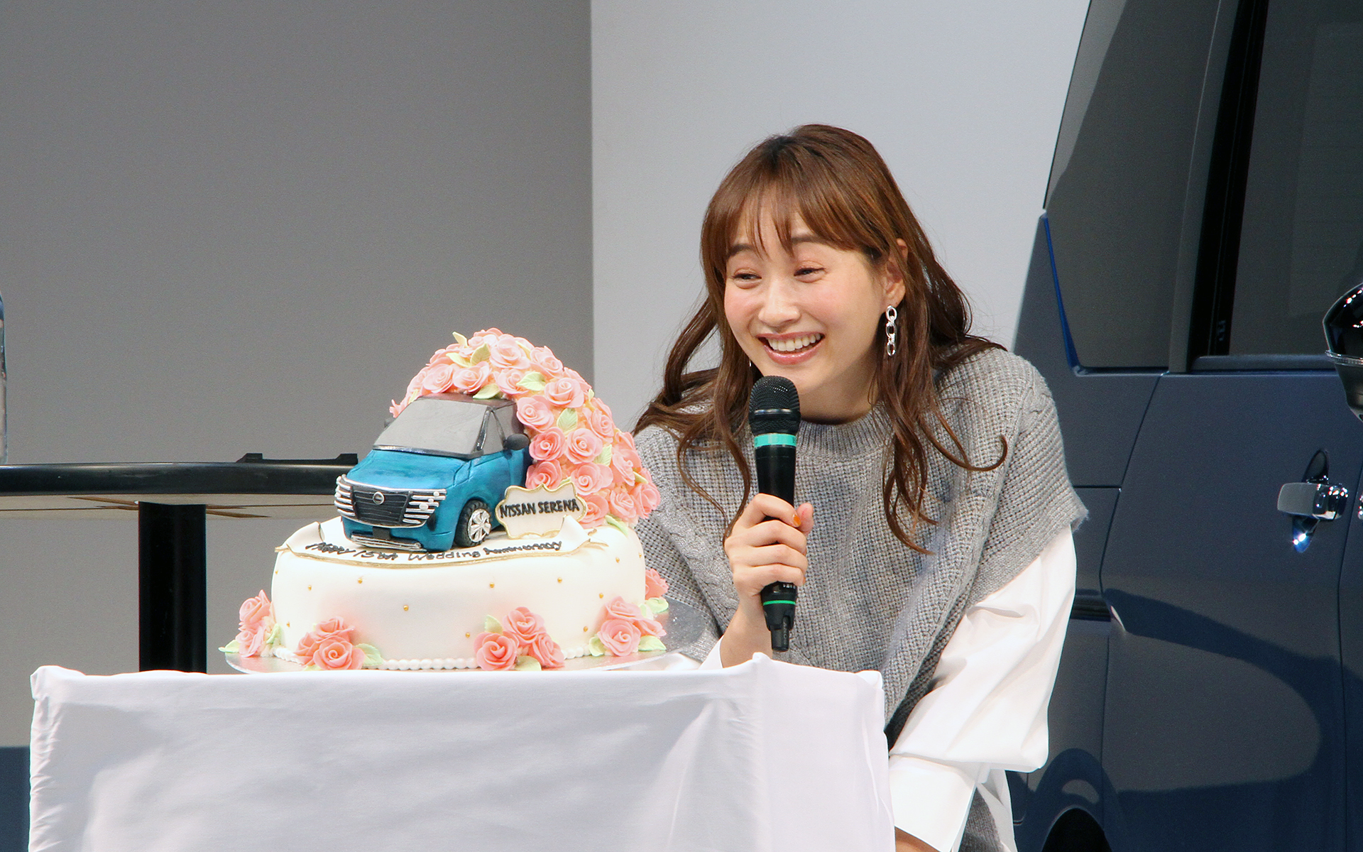 藤本さんは2023年に結婚15周年を迎えるということで、日産からセレナのアニバーサリーケーキが贈られた