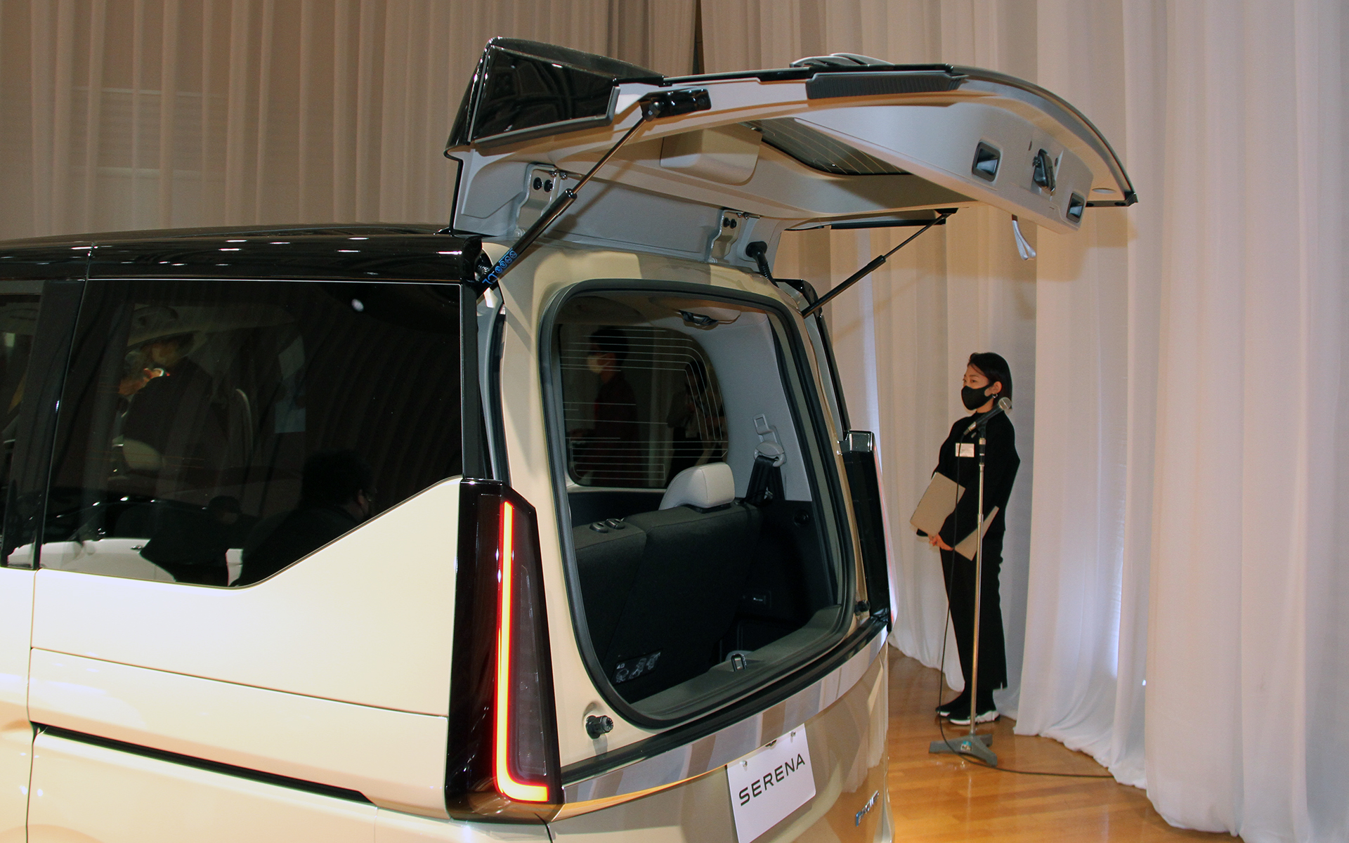 バックドア全体を開けずに荷物の出し入れが可能な「デュアルバックドア」も使い勝手を向上させており、開口時のサイズを見直すことで、より狭い駐車スペースでも使用できるようになった