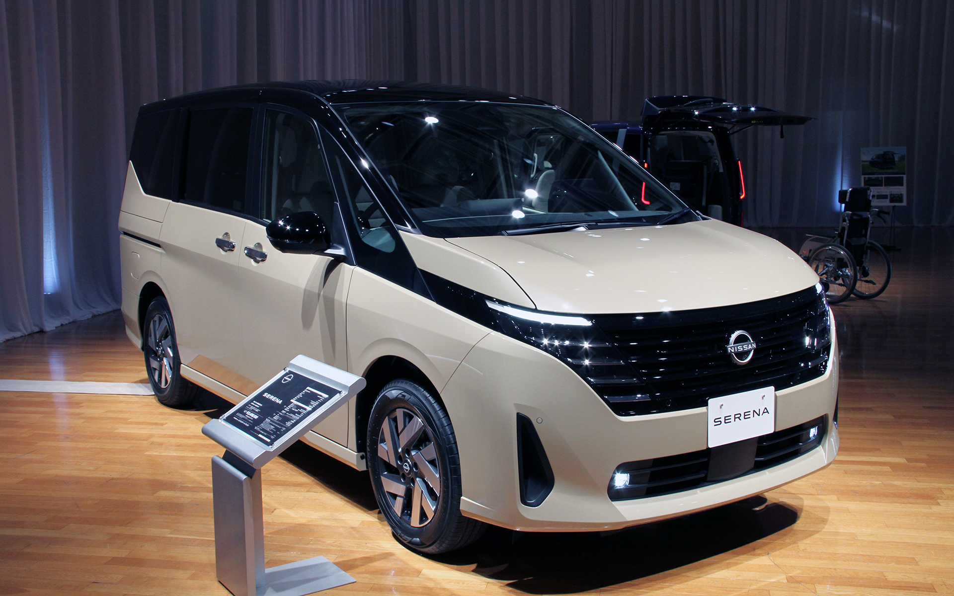 こちらは標準仕様の「e-POWER XV」（349万9100円）