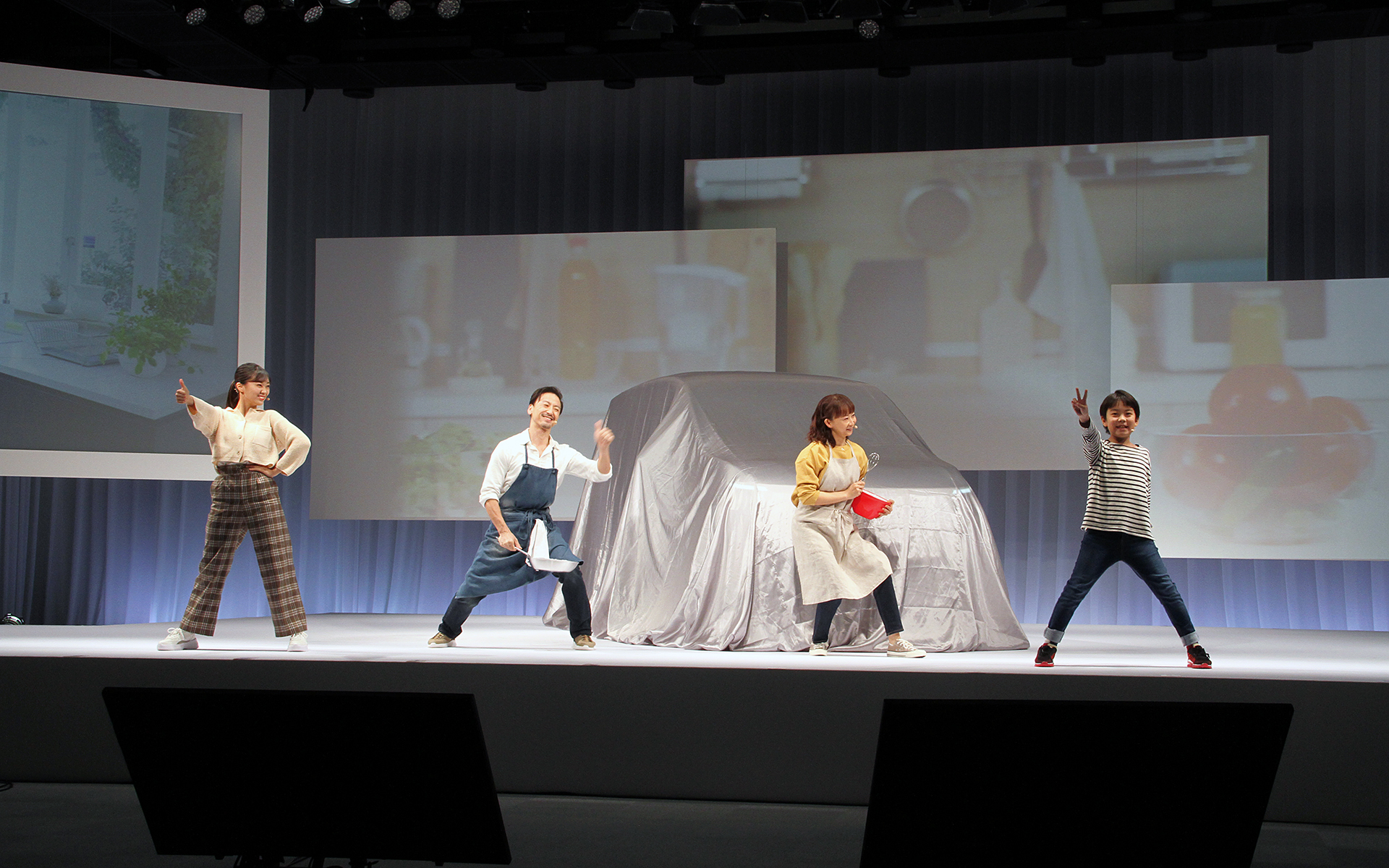 ミュージカル演出で車両プレゼンテーションを実施