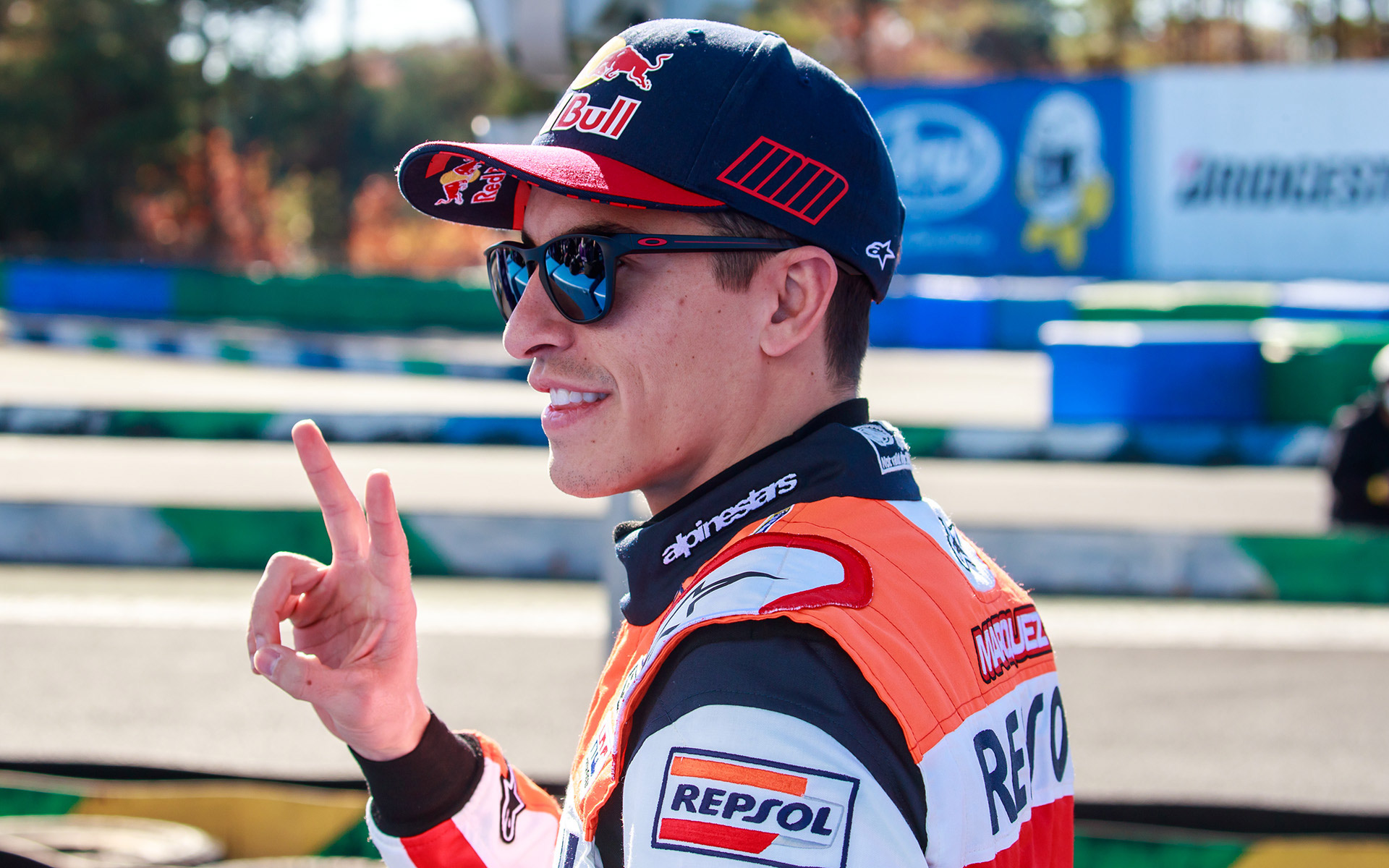 マルク・マルケス選手はいつものレプソルカラーの革ツナギかと思いきや、似たデザインのレーシングスーツをまとっていた