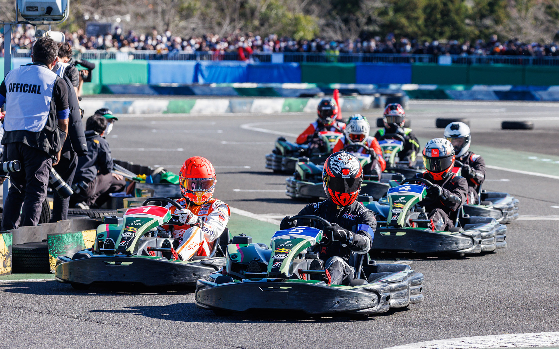 決勝レース、スタート直後からガイザー選手に襲いかかるマルケス選手