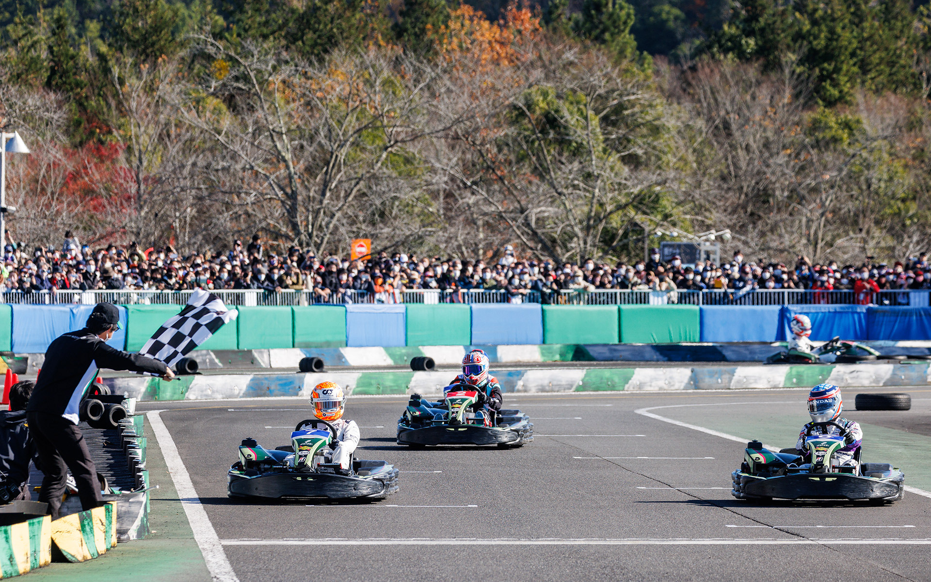 ゴール間際に追い込み、僅差で3着に入った角田選手（左）と、佐藤琢磨選手（右）