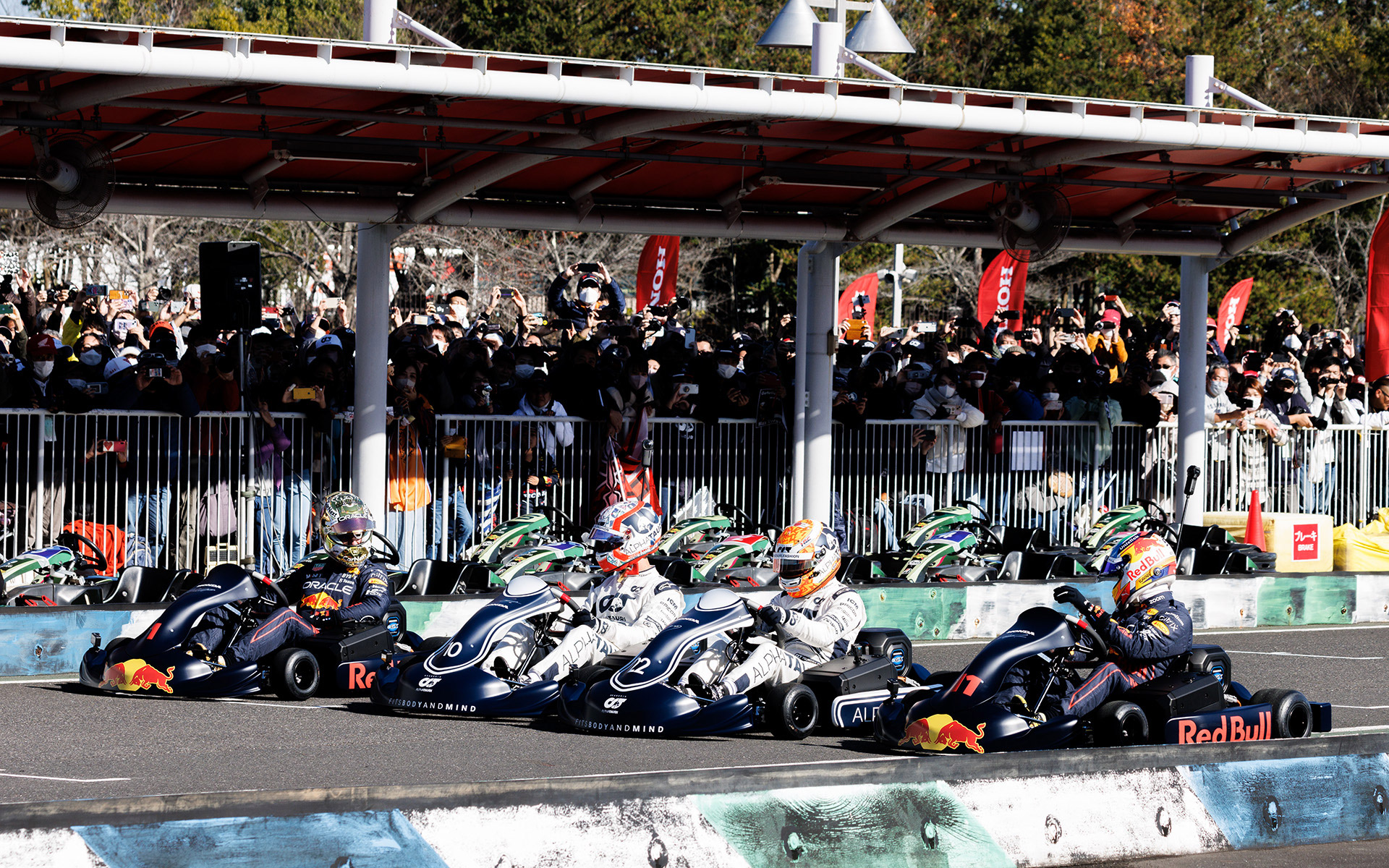 4人のF1ドライバーが横一線でデモ走行スタート