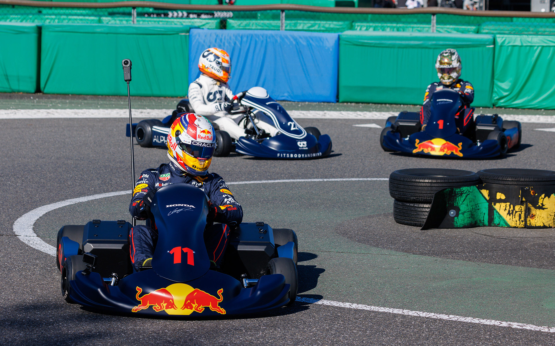 スタート直後の1コーナーでさっそく接触！