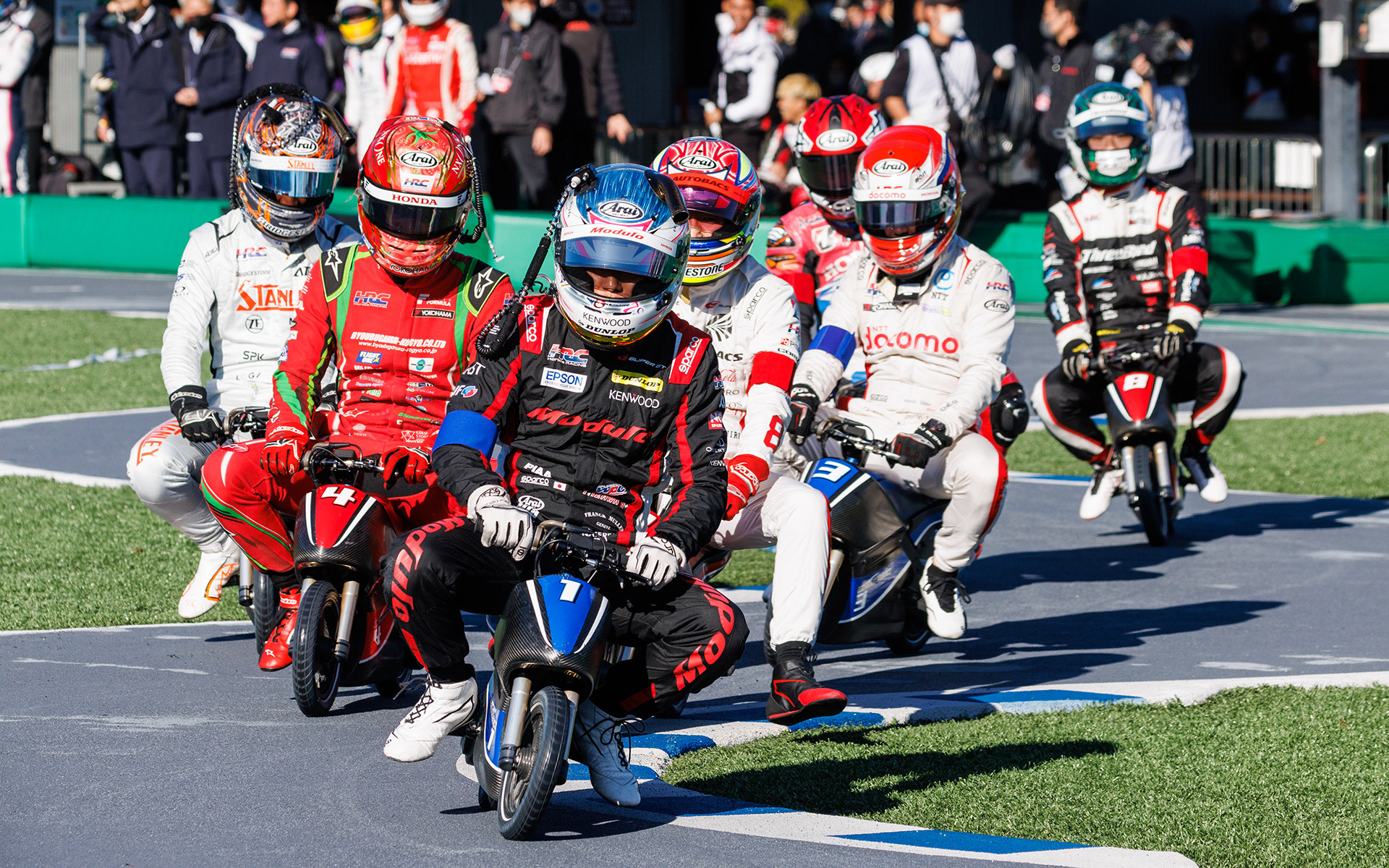 SUPER GTやMotoGP、Moto2のレーサーらが電動ミニバイクのアトラクション「MOTO RACER」で対戦