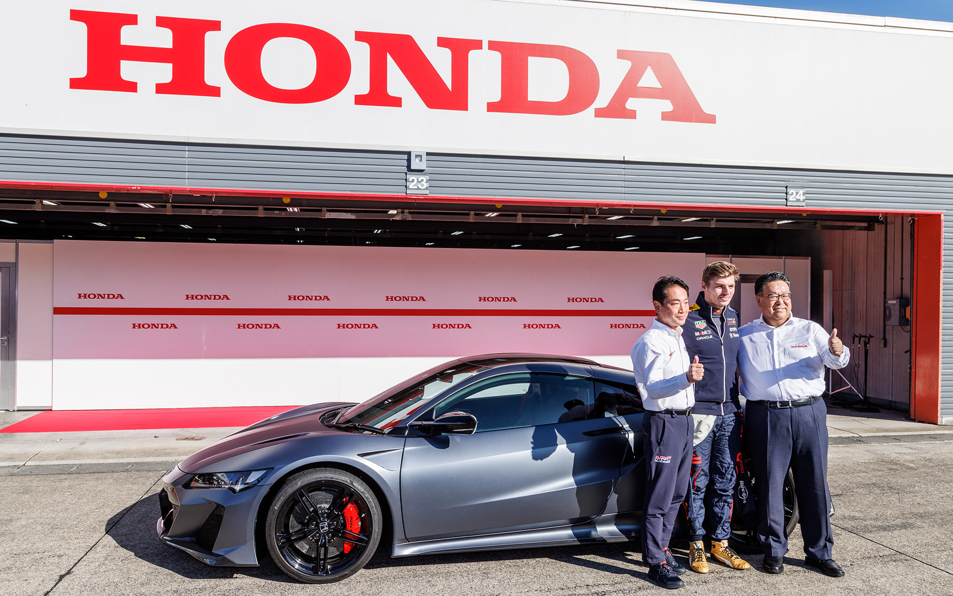 フェルスタッペン選手にNSX Type Sが贈呈された