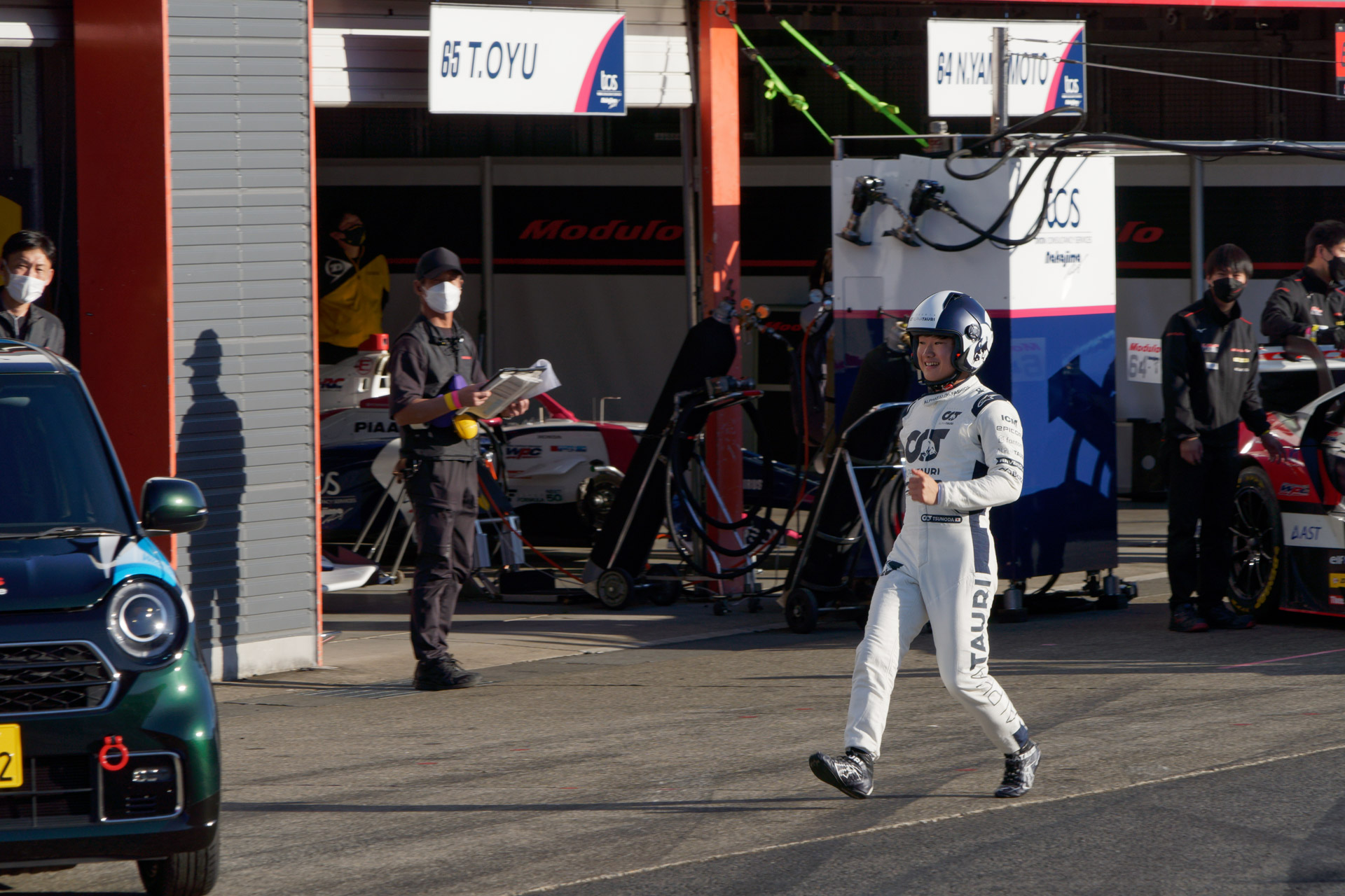 バトンを次のドライバーに渡すため走る角田選手