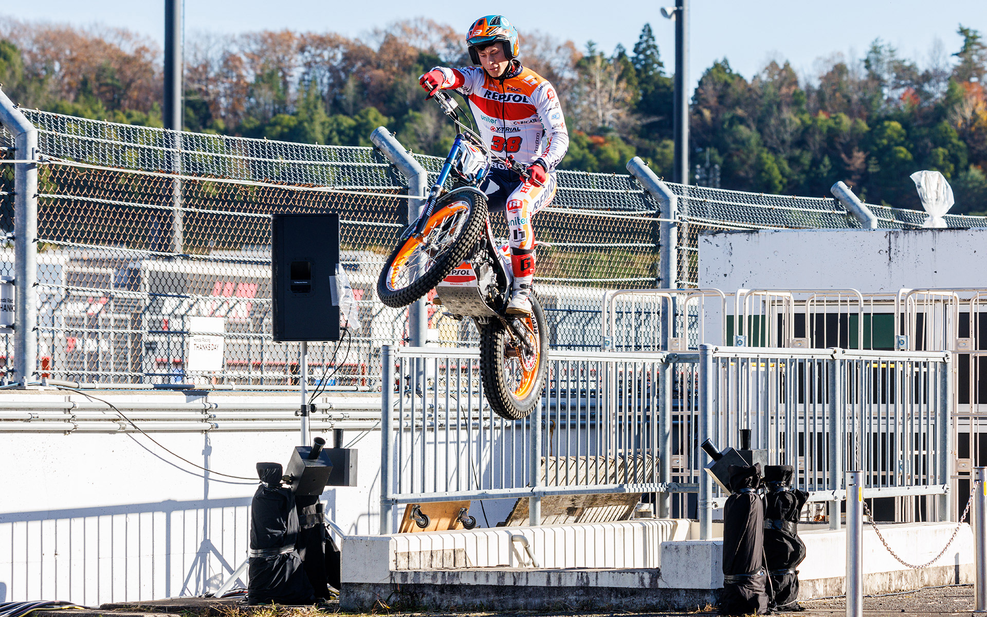 地下に続く階段からトライアルライダーたちが飛び出てくる