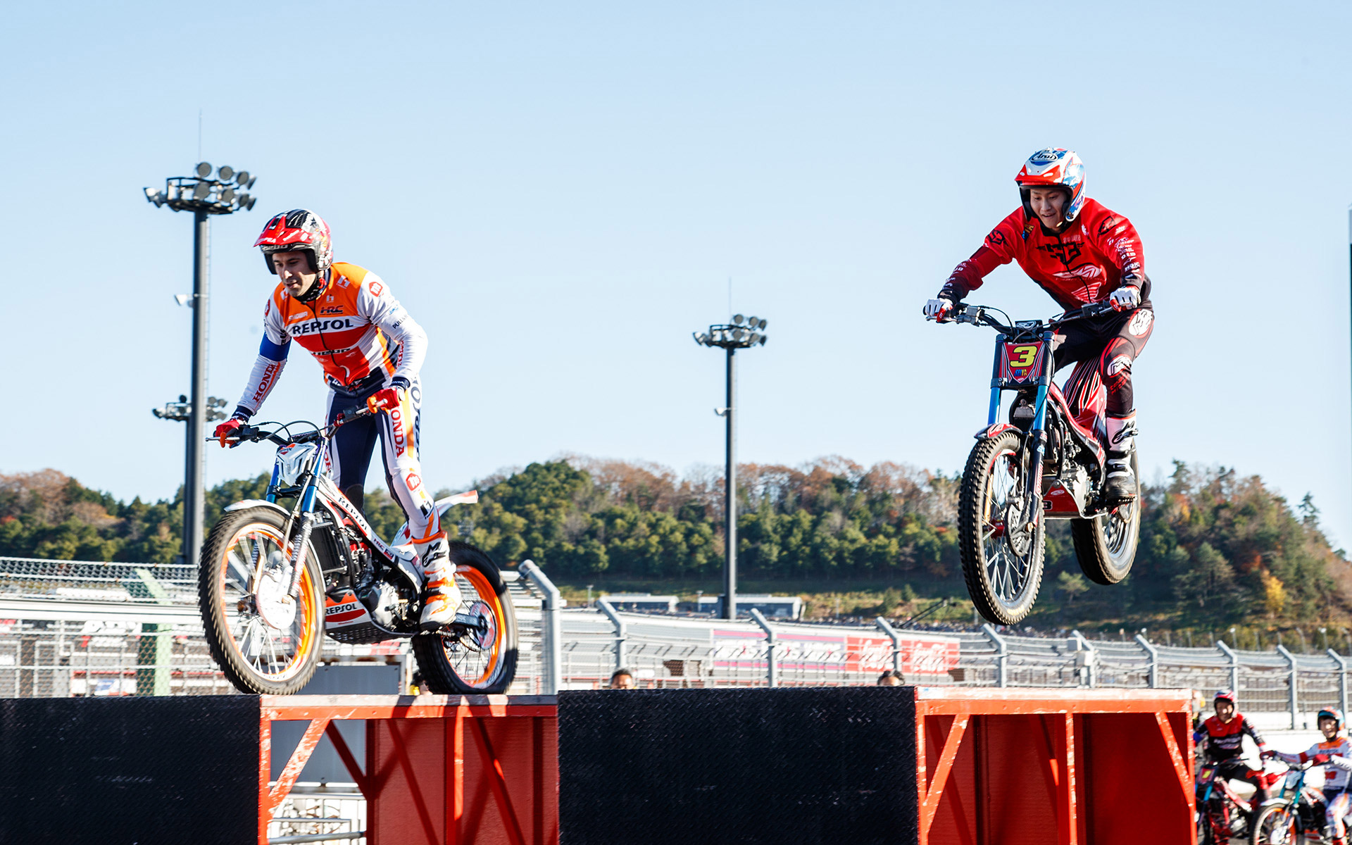 ヴィクトリースタンドの目の前でトライアルバイクによる障害物競走