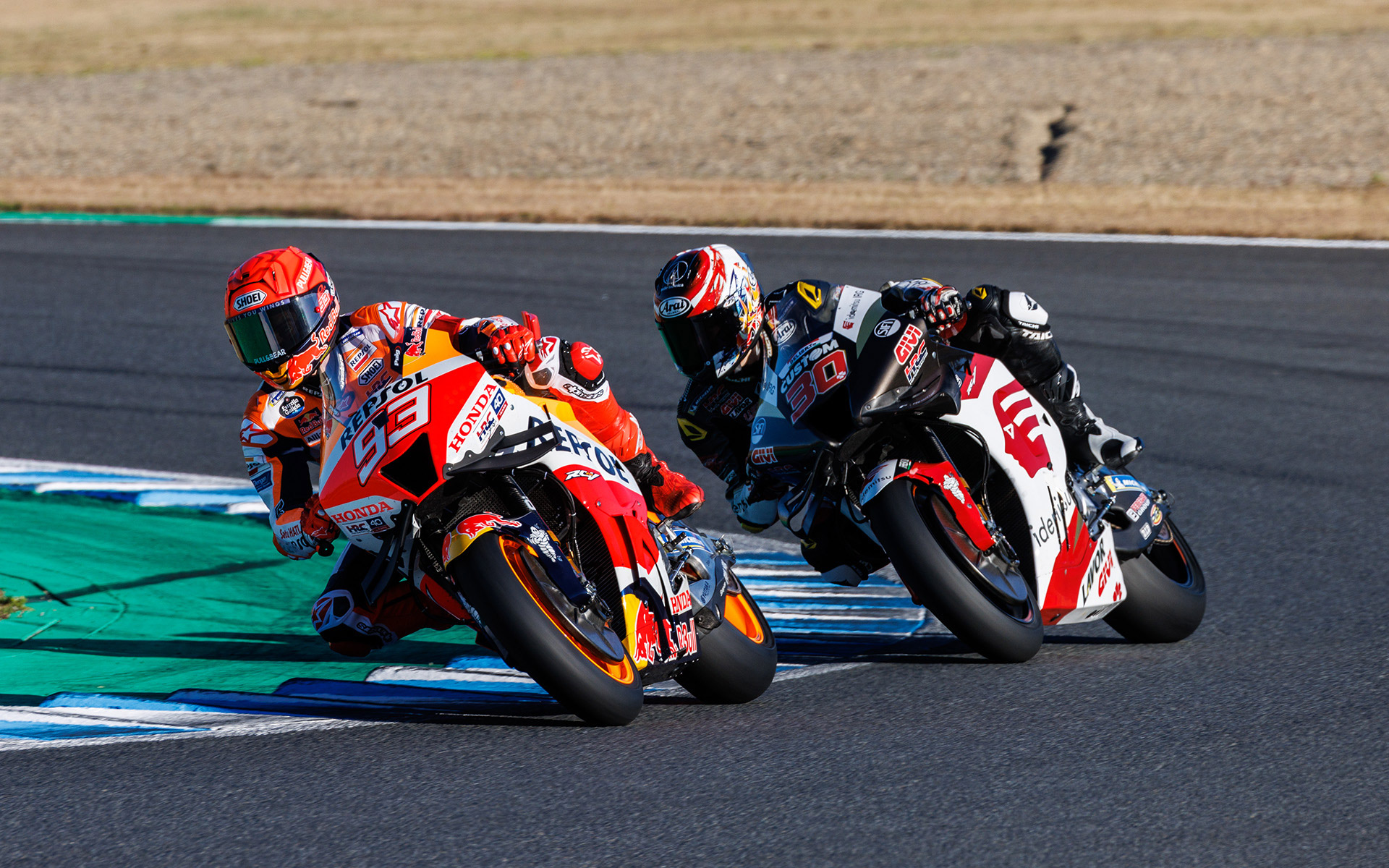 本コースでは2台のMotoGPマシンが走行。路面が冷えていたこともあり、全開走行というわけにはいかなかったようだ