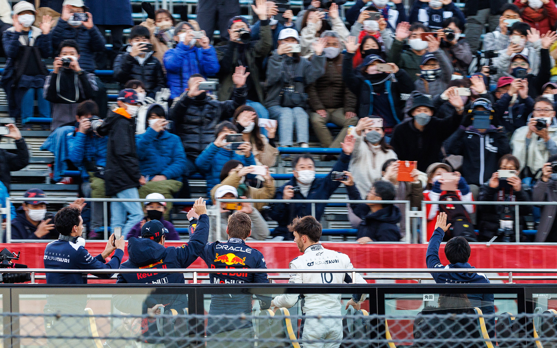 バスからファンに向けて手を振る選手ら