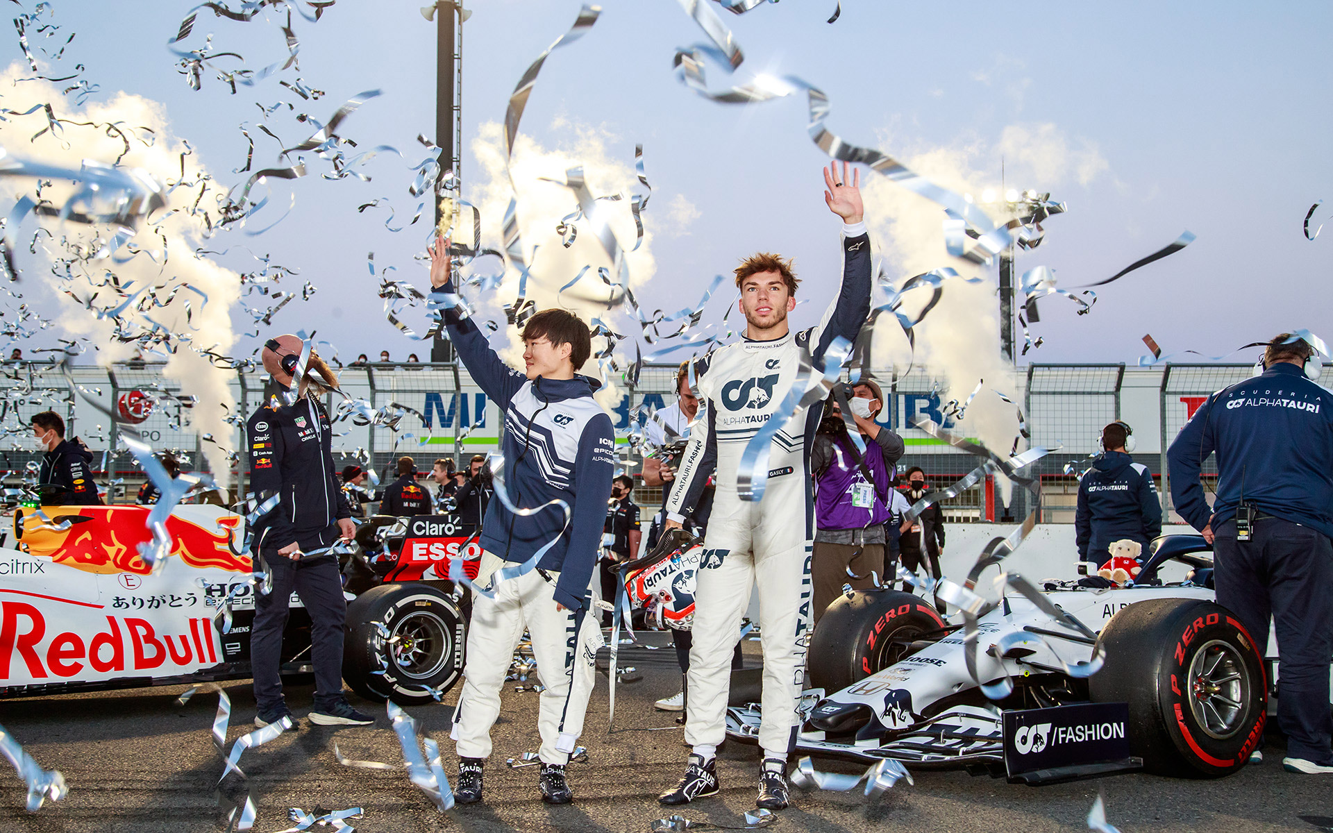 最後はホームストレートにレーシングマシンを並べ、全選手が笑顔で手を振った