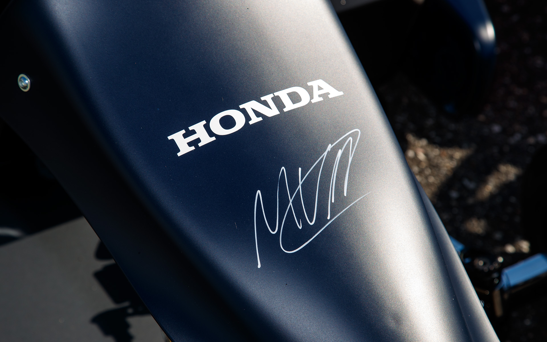 世界に1台ずつしかないというF1カーラッピング仕様の電動レーシングカート。それぞれの選手のサインが入っていた