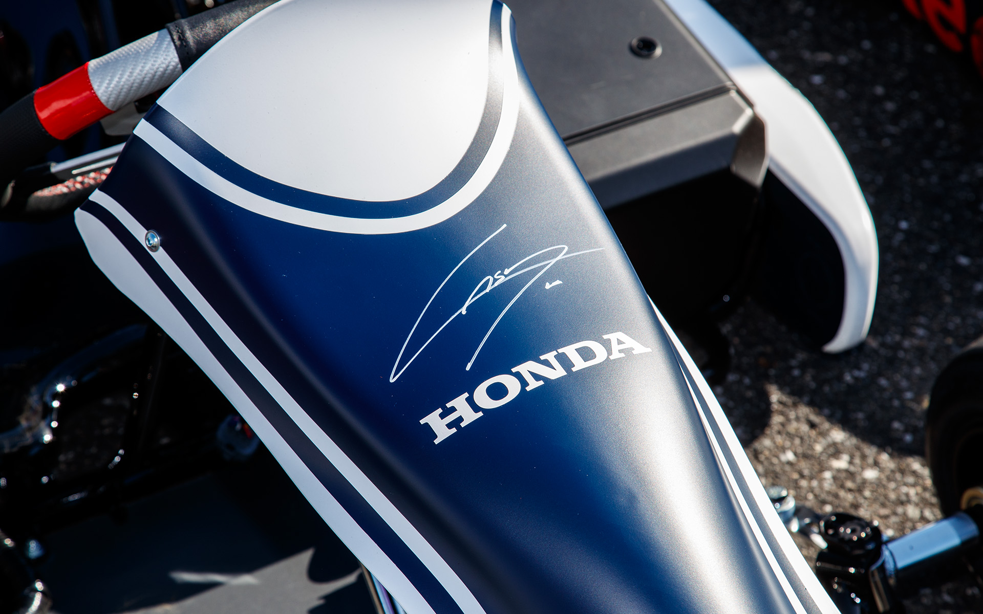 世界に1台ずつしかないというF1カーラッピング仕様の電動レーシングカート。それぞれの選手のサインが入っていた