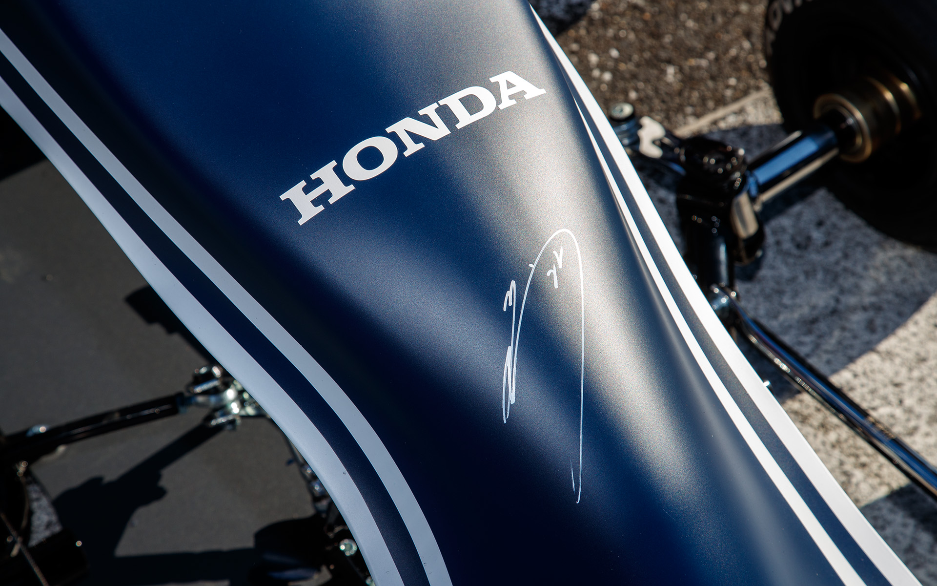 世界に1台ずつしかないというF1カーラッピング仕様の電動レーシングカート。それぞれの選手のサインが入っていた