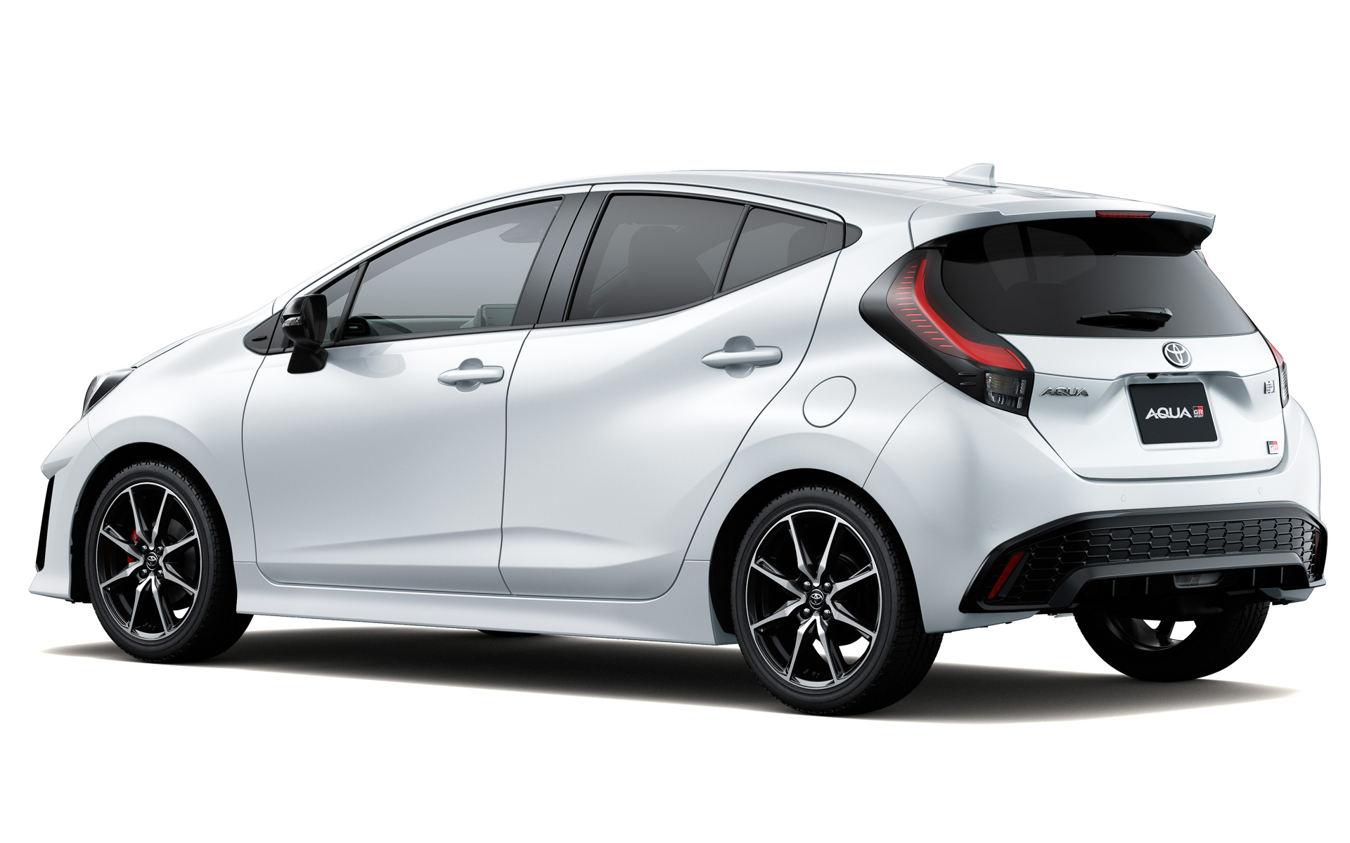 2600mmのホイールベースを持つ新型アクアがベースとなっているためGR SPORTも伸びやかに見える