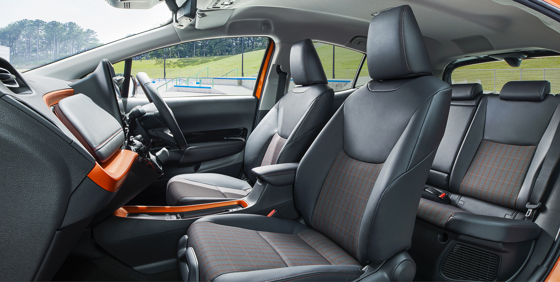 Z（内装色：FUN［ブラック×オレンジ］）