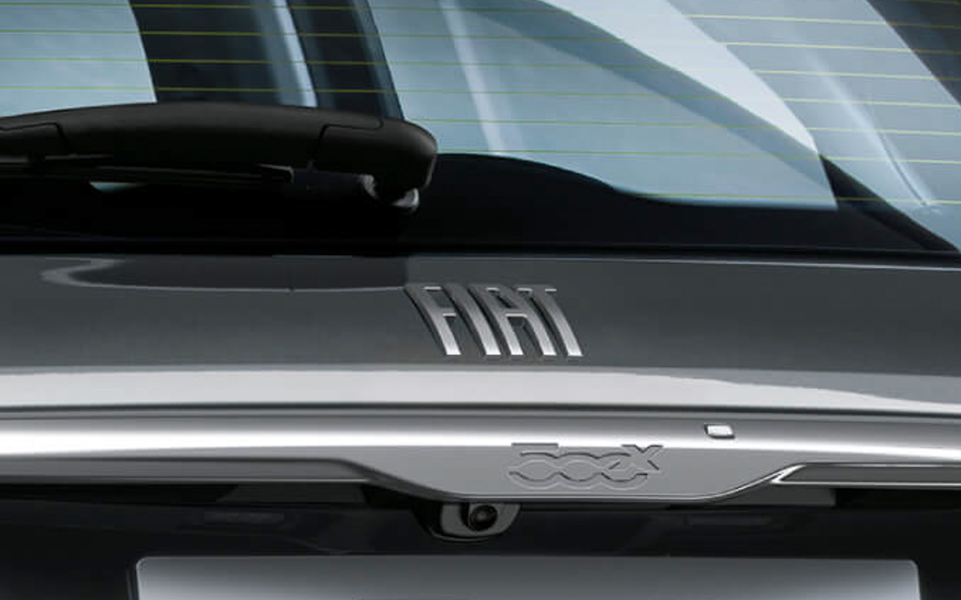 シンプルなシルバーの細文字が復活した