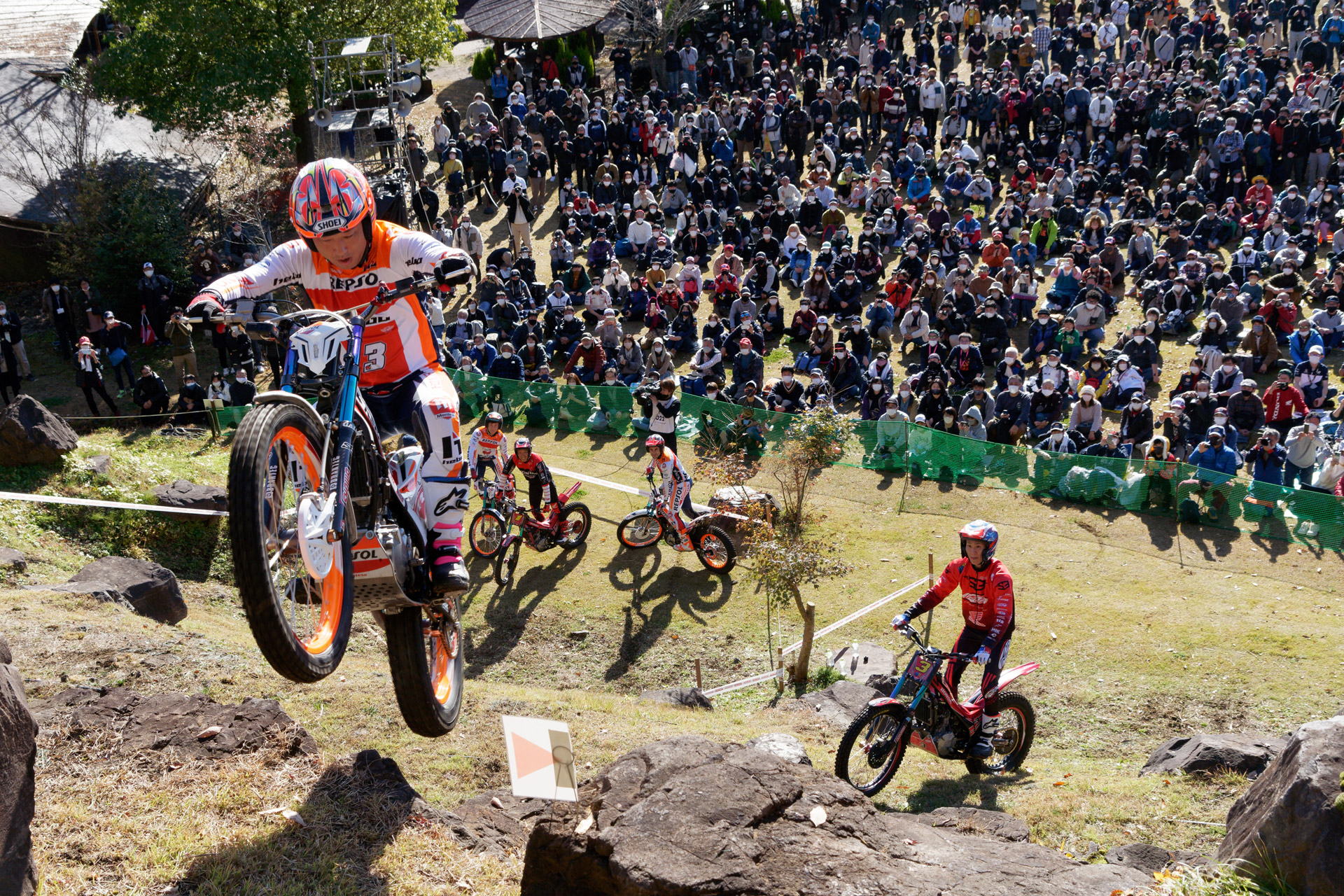 11月27日の「Honda Racing THANKS DAY 2022」で大ジャンプを見せる藤波氏